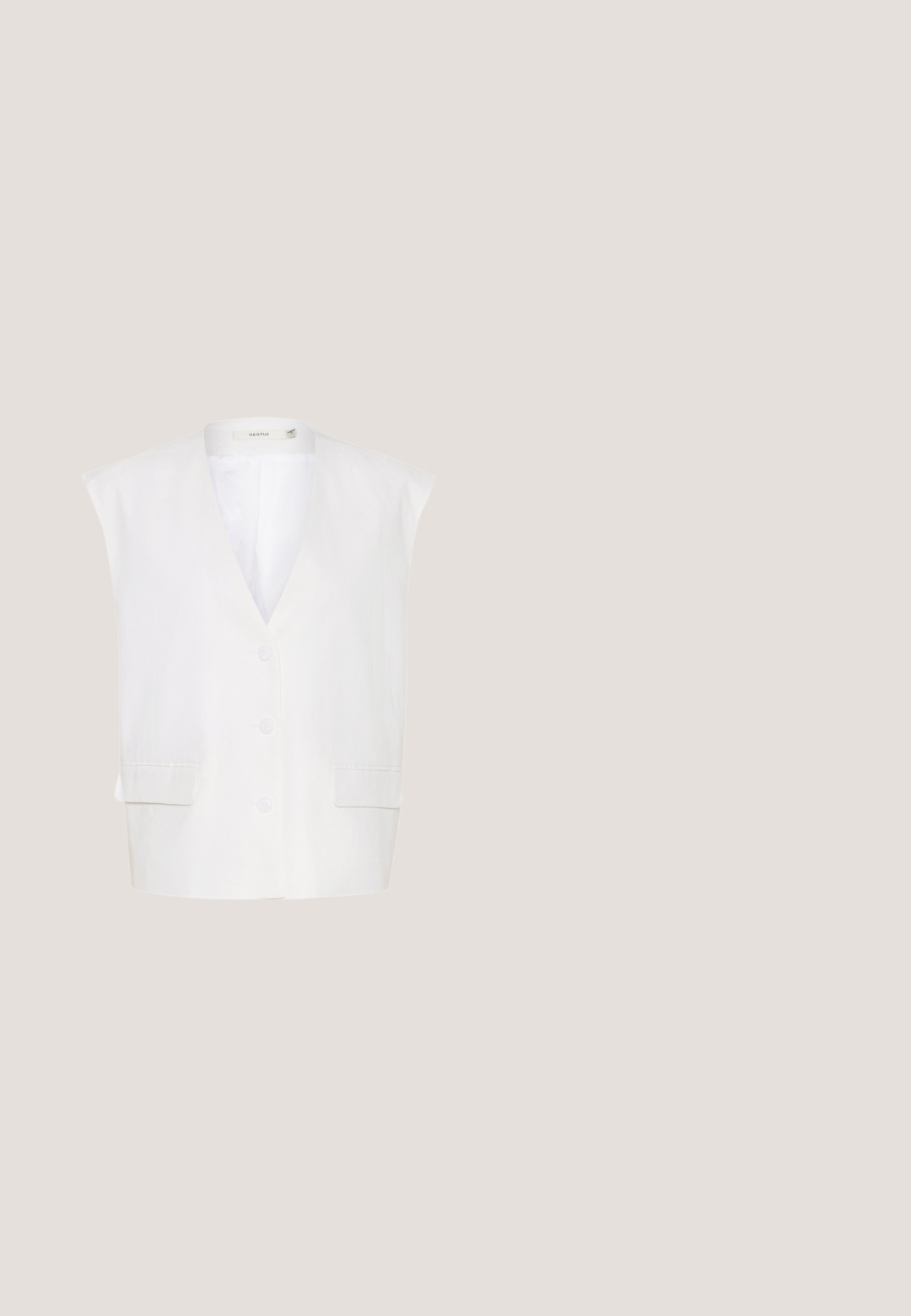 Hvid ærmeløs vest med en dyb V-hals, tre knapper, to forlommer og en glat stoffinish. Simpelt design med skræddersyede kanter.; Hvid kortærmet skjorte med knapper, klassisk krave og lige kant, vist på en ensfarvet baggrund.; Hvide linned bukser med brede ben, elastisk talje, snørebånd og to forlommer. Stof har en glat, struktureret overflade.; Sorte slidssandaler med to flettede stropper og flad sål. Materialet har et tekstureret mønster; minimalistisk design.; Store sorte firkantede solbriller med gradient bruntonede brilleglas og tykke stel vist mod en hvid baggrund.; Sort vævet taske med beige kant og enkelt håndtag, trapezform, der bliver bredere øverst, ensfarvet baggrund.