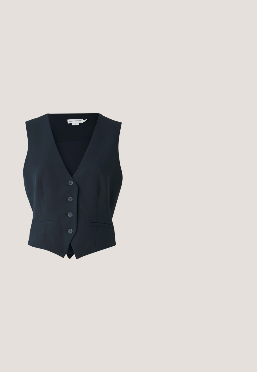 Good American LUXE SUITING - Γιλέκο - dark blue; Μπλε ναυτικό τοπ με έναν ώμο σε δομημένο σχέδιο, με φαρδιά ποδιά και διακριτικές λεπτομέρειες ραφής, από απαλό ύφασμα.; Σκούρο μπλε τζιν παντελόνια με φαρδιά μπατζάκια, μπροστινές τσέπες, θηλιές για ζώνη και υφασμάτινη ζώνη στη μέση, εμφανιζόμενα σε απλό φόντο.; Μαύρες γόβες slingback με μυτερή μύτη, κατασκευασμένες από γυαλιστερό υλικό, με διακριτικά κόψιματα και μέτριο τακούνι για υποστήριξη.; Μαύρη δερμάτινη τσάντα με χρυσή αγκράφα, ένα λουράκι ώμου με αλυσίδες και αποσπώμενο, ρυθμιζόμενο λουράκι χιαστί.; Χρυσά σκουλαρίκια κρίκοι με κρεμαστά ορθογώνια γαλάζια πετράδια σε ουδέτερο φόντο.