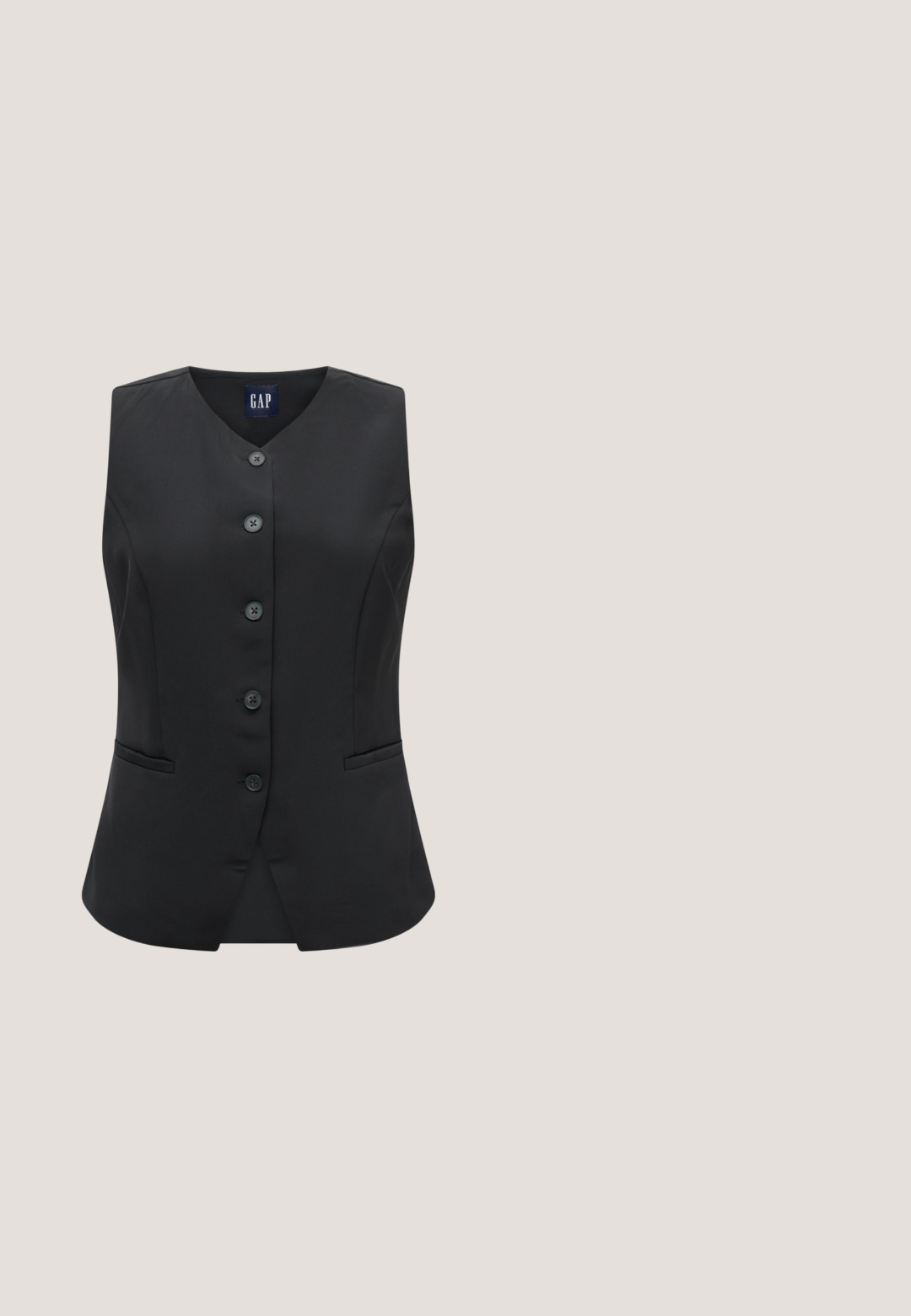 Zwarte mouwloze gilet met knopen, V-hals en twee voorzakken met bies, op maat gemaakt voor een aansluitende pasvorm.; AERON TENDER LONG SLEEVED  - Trui - black; Zwarte, hooggetailleerde wijde broek met riemlussen, een ritssluiting aan de voorkant en een plooi in het midden van elk been.; Zwart lederen pump met een spitse neus en een lage hak, voorzien van een gestructureerde band en een metallic accent aan de voorkant. Glad oppervlak en slank ontwerp.; Zwarte leren tas met structuur, voorzien van lange handvatten en een kleine, aan de tas bevestigde etui met een gouden ketting en sluiting, op een witte achtergrond.; Gouden creolen met een gladde, glanzende afwerking. Ze hebben een ronde vorm met een kleine opening voor sluiting. Eenvoudig ontwerp, minimale accenten.