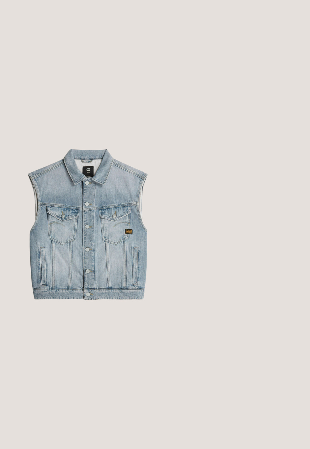 Leren spijkerjasje in lichtblauw met een klassieke kraag, twee borstzakken, een sluiting met knopen aan de voorkant en minimale stikseldetails.; Donkerblauw denimshirt met lange mouwen, knoopsluiting aan de voorkant, twee borstzakken en zichtbare stiknaden. Klassiek kraagontwerp.; Wijde spijkerbroek in donkerblauw, met een hoge taille, opvallende vervaging aan de voorkant en klassieke vijfzakkenstijl.; Bruine leren cowboylaars met een puntenneus en gestapelde hak. Voorzien van een decoratief ruitpatroon en een riem met hardware accent.; Rode bandana met witte paisley-patronen, los gestrikt tegen een witte achtergrond.; Bruine leren riem met een brede, getextureerde zilveren gesp. De riem heeft een gladde afwerking en heeft meerdere aanpassingsgaten.