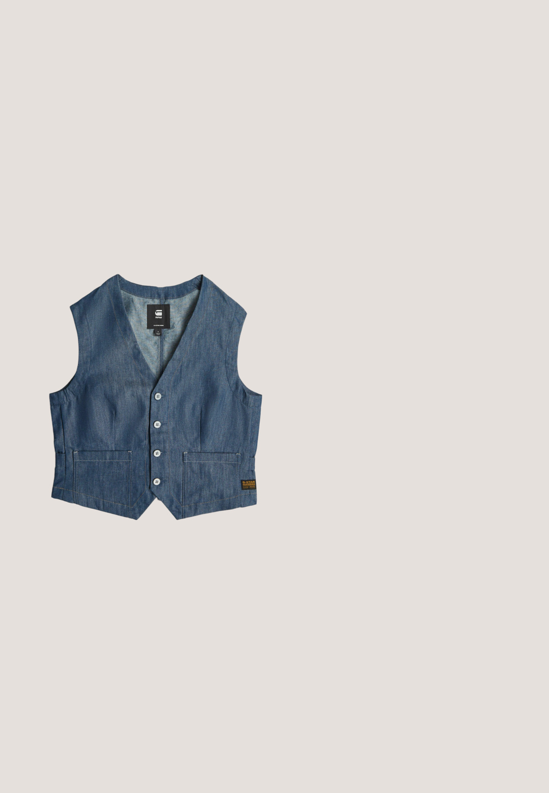 Denim vest met een V-hals, vijf knopen en twee voorzakken. Donkerblauwe kleur met zichtbare stiksels en een merklabel aan de onderzijde.; Langarmtop in lichtbeige, met een gradient blauw ontwerp. Glad textuur met een ronde halslijn en rechte zoom.; Blauwe denimbroek met wijde pijpen, witte verticale krijtstrepen en een ritssluiting aan de voorkant, op een witte achtergrond.; Blauwe denim mule met groene geborduurde kikkers, verstelbare band, groene bontkraag en zwarte gebogen hak met geribbelde rubberen zool.; Zwarte rechthoekige bril met dunne monturen en licht getinte glazen, van voren weergegeven tegen een witte achtergrond.; Denim schoudertas met een geplooide band, voorzien van nepzakken, knopen en een gestructureerd oppervlak, die lijkt op een spijkerbroek in blauwe tinten.