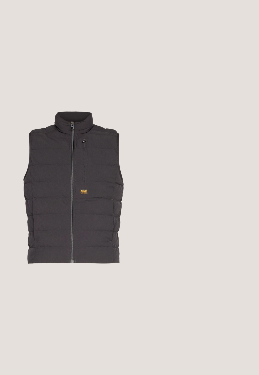 Chaleco negro acolchado con cuello alto, que presenta un zipper delantero y un pequeño bolsillo en el pecho. El material es suave con una textura acolchada.; Sudadera con capucha de color gris oscuro con un logo central rojo que dice "ALPHA", bolsillo tipo canguro en la parte frontal y un bolsillo con cremallera rojo en la manga. Textura suave.; Camiseta negra de manga larga con cuello redondo y pequeño logo blanco "Pepe Jeans London" en el pecho izquierdo.; Pantalones cargo grises hechos de tejido duradero, que cuentan con múltiples bolsillos, detalles con cremallera, cierre botón y un diseño de pierna ajustada.; Zapatilla negra con parte superior de malla y gamuza, acentos texturizados, suela acolchada y detalle de logo reflectante.; Pepe Jeans HOXTON SHOULDER  - Bandolera - black