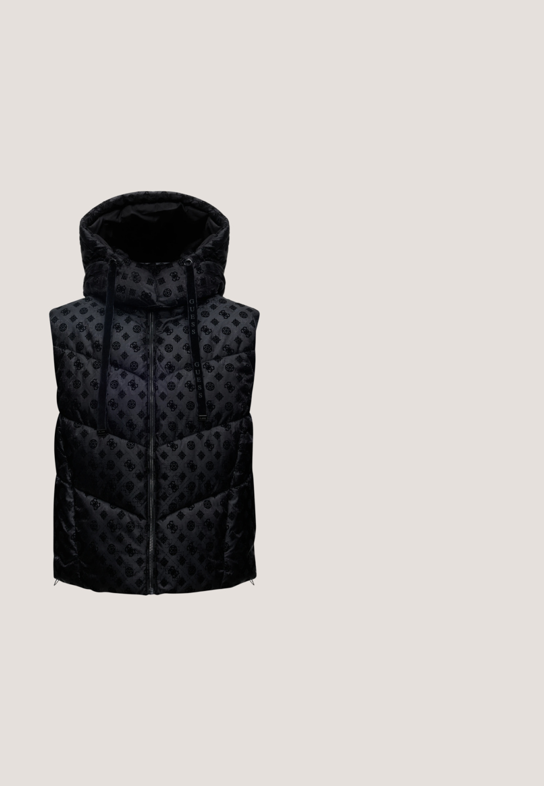 Sort quiltet ærmeløs dunvest med hætte, snore og monogrammønster over det hele, lynlås foran.; Sort langærmet turtle-neck top lavet af et blødt, strækbart stof. Har høj krave og tætsiddende silhuet uden pynt.; Sorte bukser med vide ben lavet af et glat stof. Har en flad front, uden synligt hardware, og sidelommer. Lige kanter.; Sort læder peep-toe slingback sko med høj blokhæl og beige indvendig foring mod en ensfarvet lys baggrund.; Sort læderhåndtaske med tekstureret overflade, struktureret form, to korte håndtag og en aftagelig skulderrem. Har en logo-plade.; Øreringe i guldfarvet metal med glatte, aflangt dråbeformede vedhæng, der hænger fra små creol-låse på en hvid baggrund.