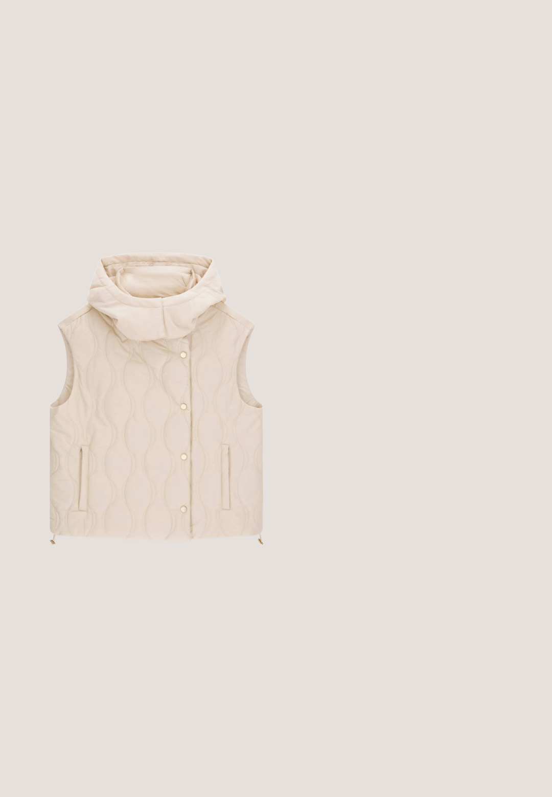 Beige ärmellose gesteppte Weste mit hohem Kragen, vorderen Druckknöpfen und Seitentaschen, flach auf weißem Hintergrund liegend.; Guess Sweatshirt - crema; Cremfarbene Jogginghose aus weichem Material, mit einem dezenten Allover-Muster und einem elastischen Bund mit Kordelzug. Logo-Akzent an der Seite.; Weiße und beigefarbene Sneaker aus Wildleder und Leder. Mit metallischen goldenen Akzenten, einer strukturierten Ferse und einer Gummisohle.; Weiße, gesteppte Handtasche in halbmondförmigem Design, mit einem silbernen Kettenriemen und einem Reißverschluss. Minimalistisches Design mit einer dezenten Logoakzent.; Goldfarbene Ohrstecker mit einem kreisförmigen Design und einem Logo in der Mitte, akzentuiert von klaren Strasssteinen am Rand.
