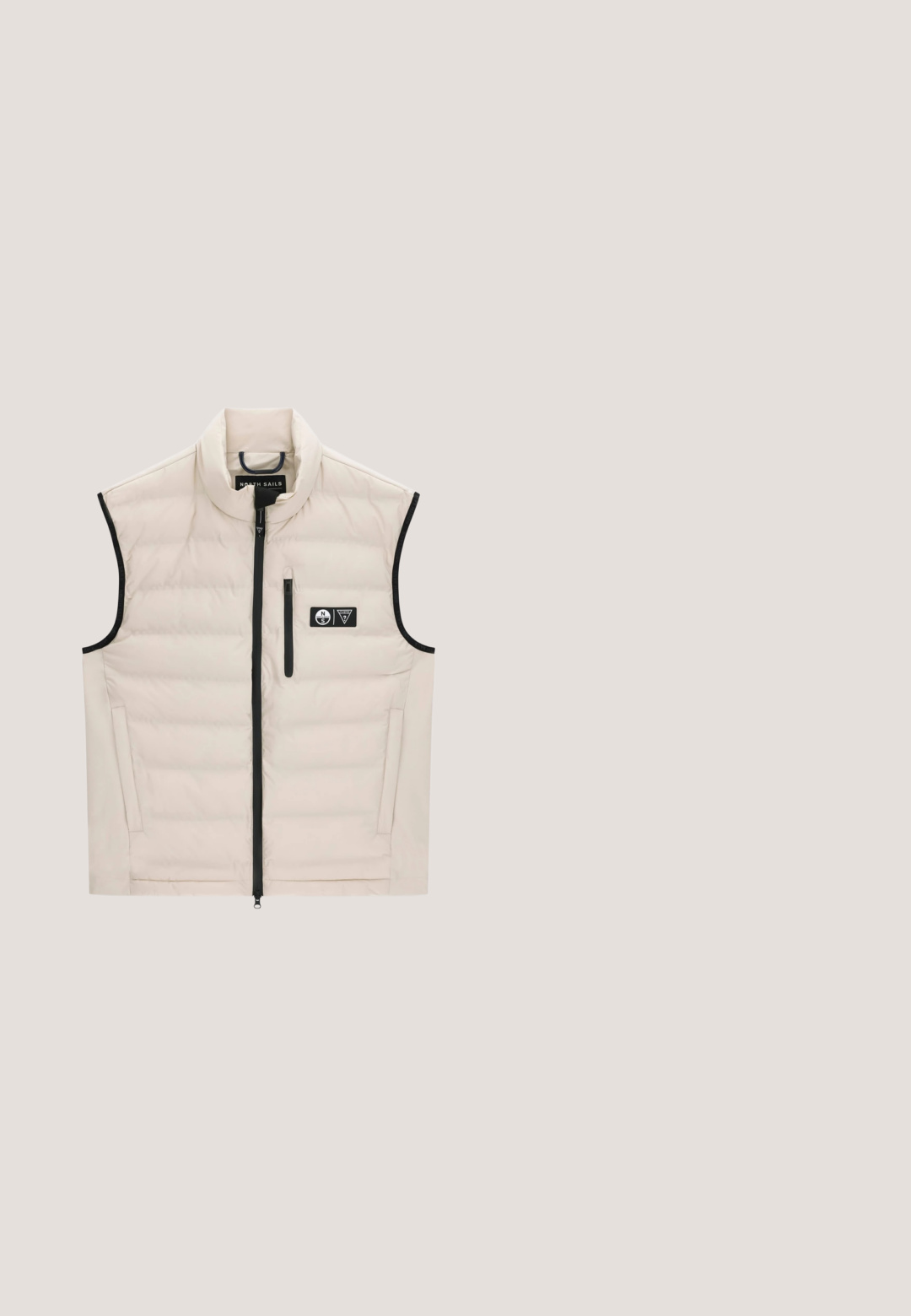 Beige ärmellose Steppweste mit schwarzem Reißverschluss, hohem Kragen, Seitentaschen und kleiner Brusttasche mit den Logos von North Sails und Guess.; Hellblaues Sweatshirt aus weicher Baumwolle. Mit Rundhalsausschnitt und gerippten Bündchen, sowie einem kleinen schwarz-weißen Grafiklogo auf der Brust.; Schwarzes Baumwoll-T-Shirt mit kurzen Ärmeln und Rundhalsausschnitt. Auf der Vorderseite befindet sich ein verzerrter, weißer Logotext.; Marine Cargo-Hosen aus strapazierfähigem Stoff, mit Seitentaschen, geradem Bein und Knopfverschluss an der Taille.; Schwarzer Ledersneaker mit weißen Schnürsenkeln und Ferse, beige Sohle mit Prägung „Polo“ und goldener „Ralph Lauren“-Signatur an der Seite.; Schwarze Leder-Aktentasche mit strukturiertem Frontpaneel, zwei oberen Griffen, abnehmbarem Schulterriemen und kleinem silbernem Logo unten rechts.