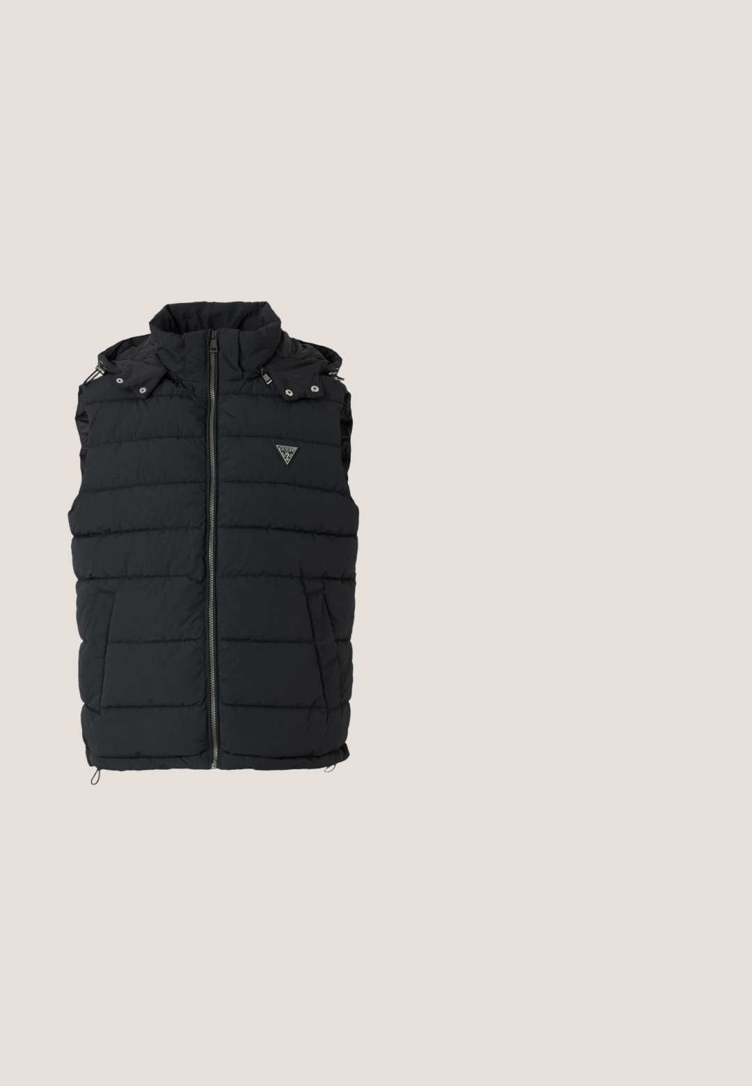 Chaleco acolchado negro con cuello alto, cierre frontal y bolsillos laterales. Presenta un diseño acolchado y un pequeño logo triangular en el pecho.; Sudadera con capucha negra hecha de una suave mezcla de algodón, con bolsillo tipo canguro, cordones y un pequeño logo de la marca en el pecho.; Camiseta blanca de algodón con el texto "GUESS" bordado en negro y "EST. 1981" en texto más pequeño debajo. Diseño clásico de cuello redondo.; Pantalones cargo negros fabricados en un tejido suave, con una cinturilla elástica, bolsillos laterales y un logo discreto en el muslo. Diseño de corte recto.; Zapatilla negra con parte superior de tela gris texturizada, puntera de cuero negro y suela gruesa blanca. Presenta acentos de logotipo y diseño de cordones.; Riñonera negra hecha de material texturizado, con un compartimento principal con cremallera, un bolsillo frontal y un diseño de logo estampado. Correa ajustable.