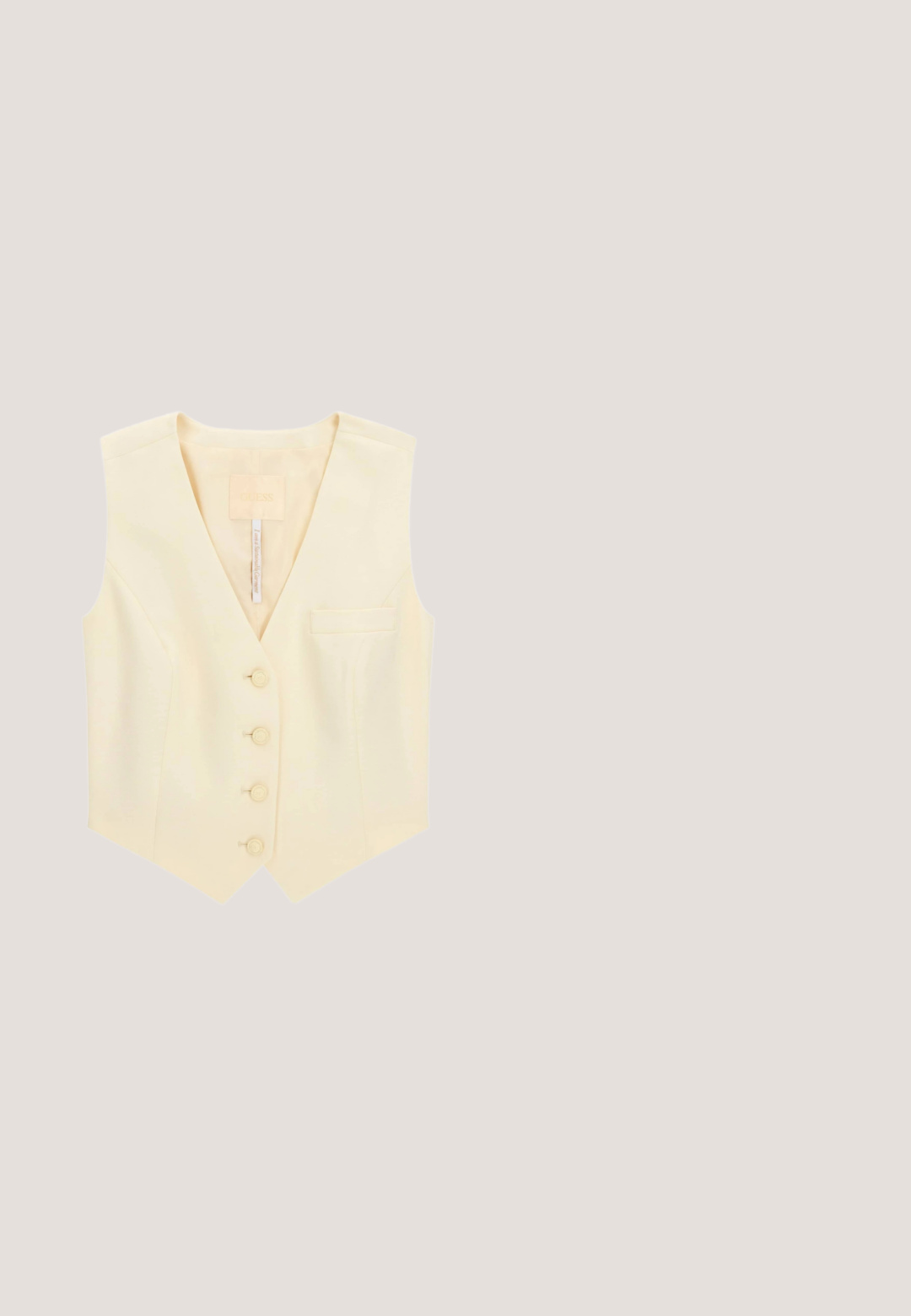 Chaleco sin mangas de color crema con cuello en V, cuatro botones delanteros y un pequeño bolsillo en el pecho del lado derecho.; Blazer beige con un tejido de lino texturizado, cierre de un solo botón, solapas de muesca y dos bolsillos frontales. Corte entallado con cintura ajustada.; Zapatos de tacón slingback de cuero beige con tacón cuadrado, detalle de cadena dorada en la puntera y plantilla acolchada para mayor comodidad.; Gafas de sol con degradado marrón y lentes geométricos de gran tamaño, montura de metal dorado y acentos de perlas decorativas en las patillas.; Miriade DORI - Bandolera - beige; Pulsera rígida de oro con un centro circular adornado con cristales y un adorno de oro en forma de media luna que se superpone a un lado.
