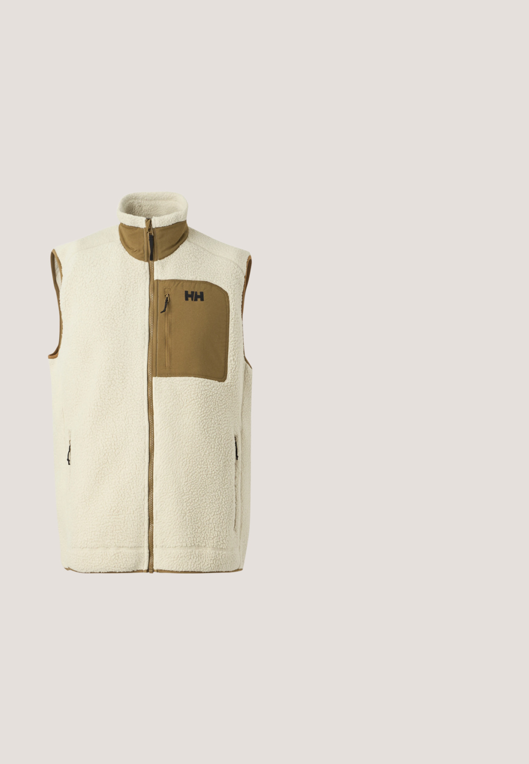 Helly Hansen PANORAMA BLOCK VEST - Vesta - pelican; Zelený fleecový pulóver s vysokým golierom, so kontrastným bielym zipsom, patentkami a zipsovým vreckom na hrudi. Textúrovaná látka.; Olivovo zelená bunda vyrobená z hrubej bavlny, s špicatým golierom, prednými gombíkmi a dvoma veľkými našitými vreckami. Obsahuje malú nášivku s logom.; Svetlohnedé cargo nohavice vyrobené z bavlny s elastickým pásom, vybavené dvoma bočnými cargo vreckami a rovnými nohavicami. Hladká textúra, minimalistický dizajn.; Hnedé a béžové turistické topánky s čiernou podrážkou, kovovými očkami, ťahacím pútkom na päte a značkou "DC SHOE CO USA" na boku.; Hnedý taktický batoh s viacerými vreckami, webingovými popruhmi, polstrovaným sieťovaným chrbtom, zipsami a vystuženým šitím pre zvýšenú odolnosť.