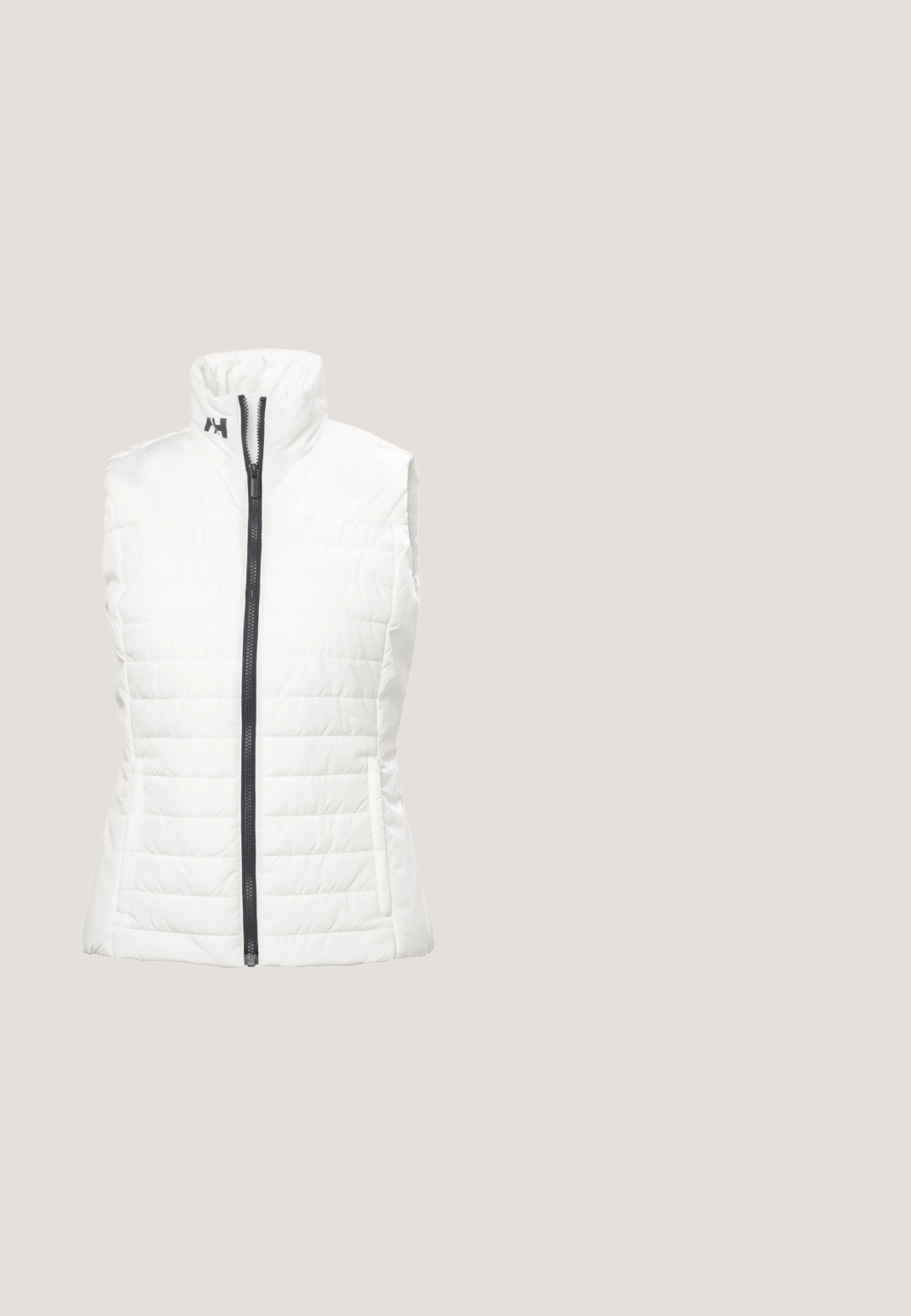 Chaleco blanco acolchado sin mangas con cuello alto, cremallera frontal negra y dos bolsillos laterales, con un pequeño logo negro en el cuello.; Top de manga larga en color lavanda, fabricado con una tela suave y ligera, con un escote redondo y un brillo sutil. Presenta un corte recto y dobladillo.; Pantalones cortos deportivos azules hechos de tejido transpirable, con una cintura elástica y un acabado suave. Textura perforada para ventilación.; Zapatilla de correr Nike azul y naranja con el logo rosa, en el aire sobre un paso de peatones en asfalto, con partículas de tierra cerca de la suela.; Gafas de sol negras de plástico con un diseño elegante y curvado, y lentes polarizadas oscuros. Presentan bordes suaves y sin detalles de hardware visibles.; Bolso tote en un tono azul claro con cierre de cremallera, asas dobles, un bolsillo frontal y un sutil logo de Nike impreso en un diseño contrastante.