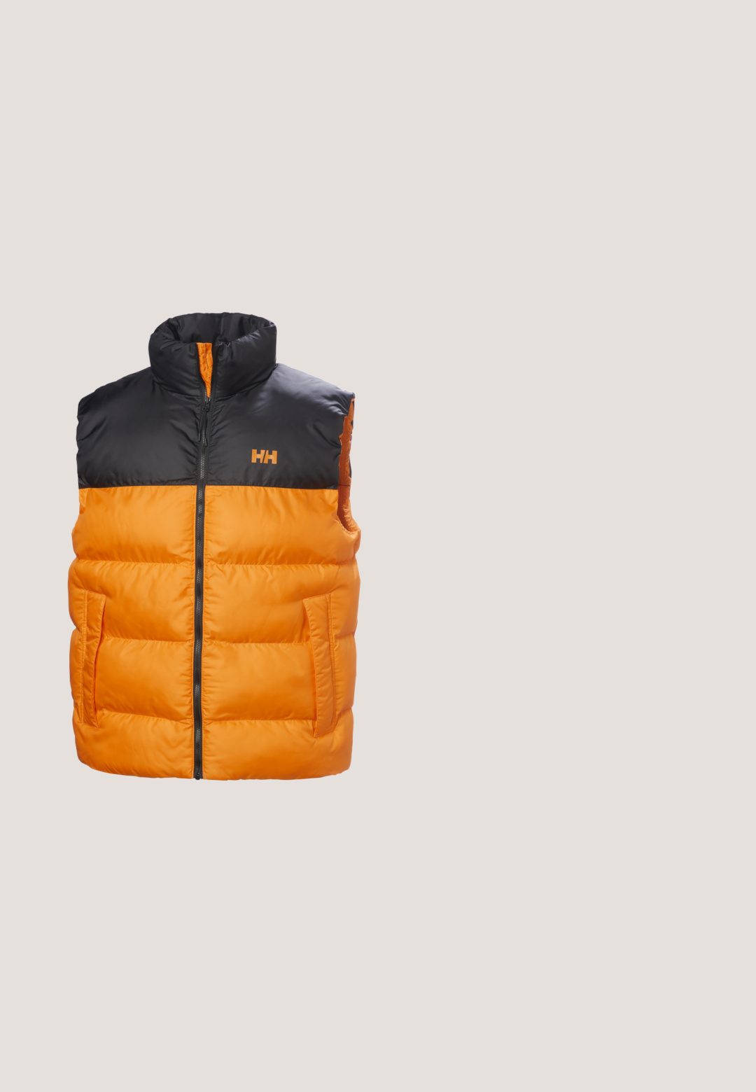 Chaleco acolchado sin mangas con cremallera frontal, parte superior del pecho y el cuello en negro, parte inferior del cuerpo en naranja brillante y dos bolsillos laterales.; Polaire verde con cuello alto, que presenta una cremallera blanca en contraste, botones a presión y un bolsillo en el pecho con cremallera. Tejido texturizado.; Sweatshirt de manga larga en negro y verde olivo con una cremallera corta en el frente y un pequeño logo en el pecho.; Pantalones cargo verde oliva hechos de tela ligera, con una cintura elástica, cierre de cordón y múltiples bolsillos con cremallera.; Bota de senderismo verde con parte superior de cuero texturizado, cordones naranjas, ojales de metal y una suela de goma beige con un patrón de banda de rodadura resistente.; Piquadro HARPER ROLLTOP RFID - Mochila - senape