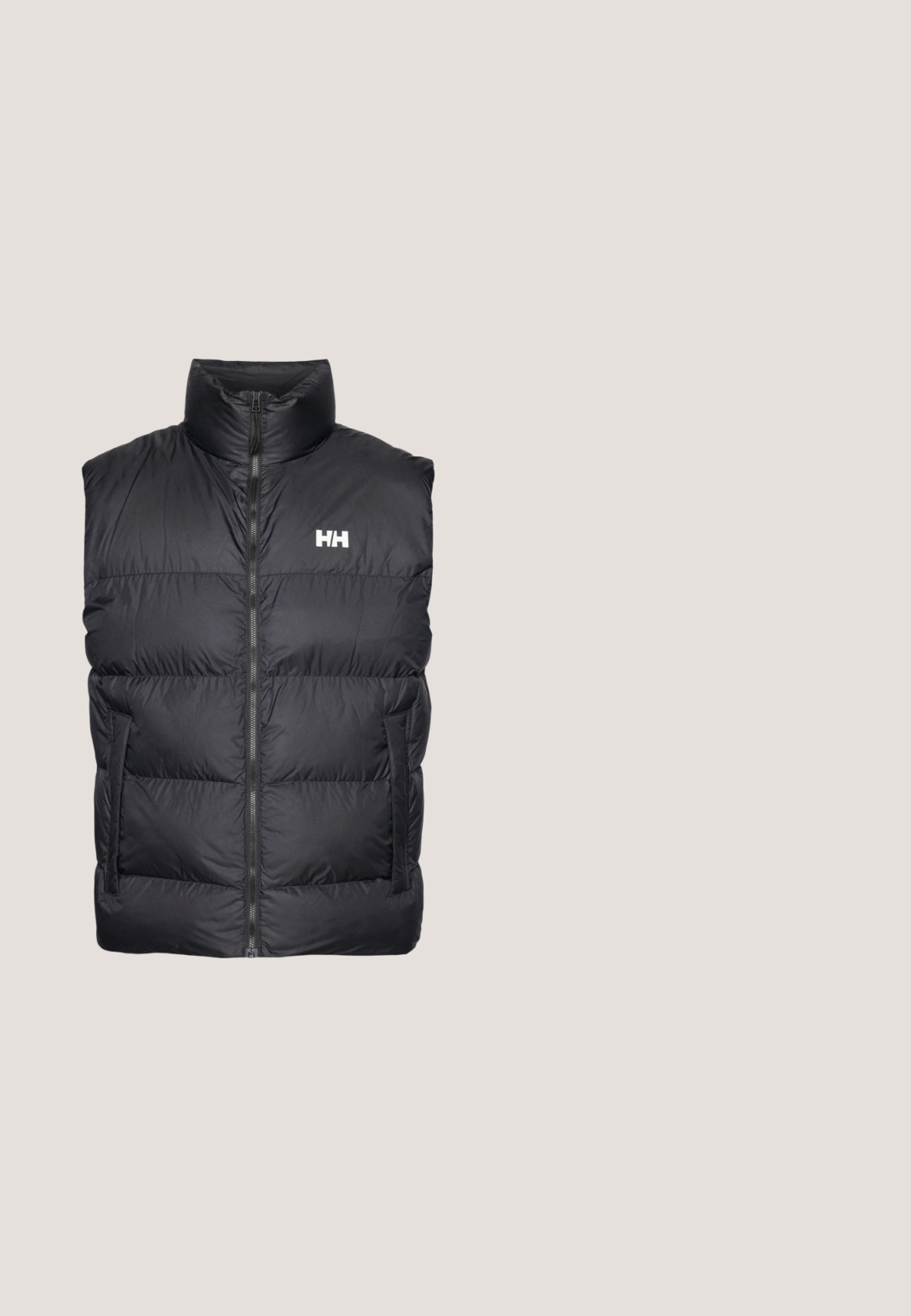 Zwarte puffer vest met een hoge kraag, een rits aan de voorkant en twee zakken aan de zijkant. Kenmerkt zich door een horizontaal gestikte design en een wit logo op de borst.; Zwarte en donkergrijze hoodie met een ritssluiting aan de voorkant, een grote capuchon en een zijzak met ritssluiting. Heeft een gestructureerd ontwerp en contrasterende panelen.; Zwart langslijks T-shirt van gladde stof, met een ronde hals en een subtiele logo op de voorkant, met een relaxte pasvorm.; Zwarte cropped broeken met een elastische tailleband, twee met rits afgesloten zijzakken en hoekige zijaccenten. Gemaakt van een lichte, gladde stof.; Zwarte hoge wandelschoen met gevoerde enkel, veterhaken, robuuste zool en treklus bij de hiel, ontworpen voor buitengebruik en koud weer.; Zwarte stof rol-top rugzak met een gladde afwerking, verstelbare zijriemen, een voorzak met rits en een rechthoekige basis. Merklabel aan de voorkant.