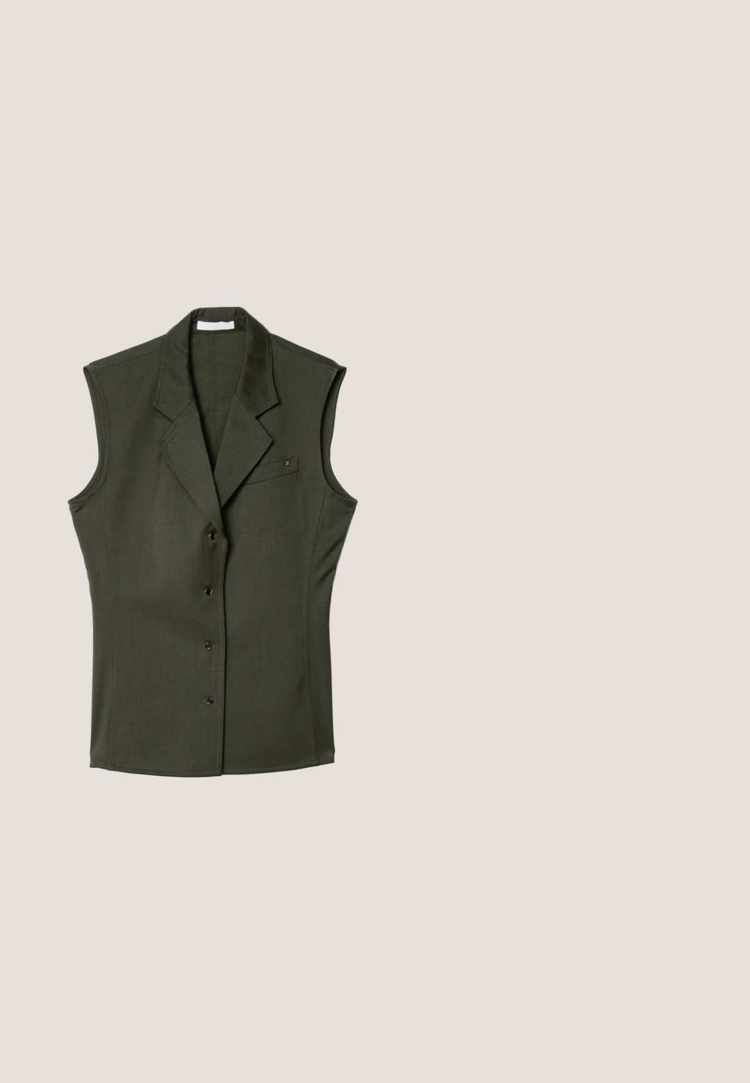 Gilet sans manches de couleur vert foncé, au design ajusté, avec un col cranté, cinq boutons sur le devant et une poche poitrine avec un détail de logo.; T-shirt cropped en mauve poussiéreux, fabriqué en tissu doux. Doté d'un col rond, de manches courtes et d'un logo subtil imprimé sur le devant.; Pantalons larges vert foncé avec une texture lisse, taille élastique et sans motifs ni accents visibles.; Mule en cuir marron avec un bout pointu, texture froncée, petit talon et un accent de cordon de serrage à l'ouverture. Fini lisse.; Sac à bandoulière rectangulaire en daim vert olive avec une sangle noire et une fermeture éclair sur le dessus, présenté sur un fond clair uni.; Boucles d’oreilles en forme de poisson doré, l’une ressemblant à un poisson entier et l’autre à un squelette de poisson, chacune avec une petite pierre précieuse comme œil.