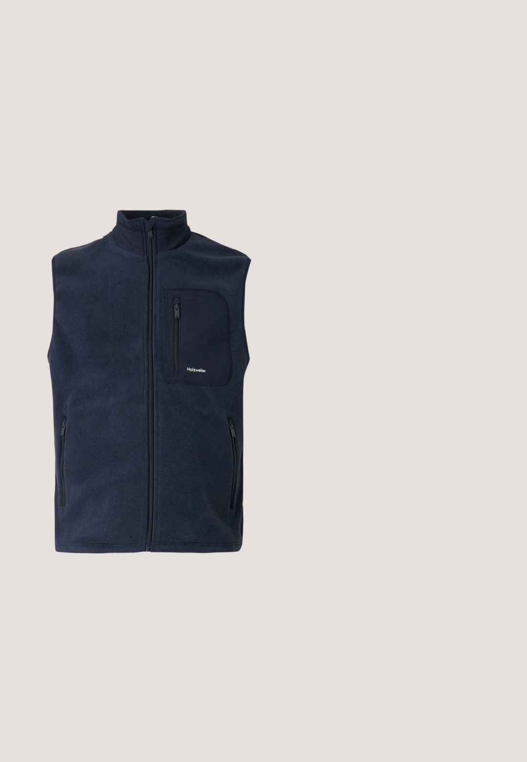 Gilet en polaire bleu marine avec col montant, zip intégral à l'avant et deux poches latérales. Comprend une poche poitrine zippée avec un détail logo.; Pull crème à col rond et manches longues, avec un motif coloré composé de dessins géométriques bleus, roses et blancs. Poignets et ourlet côtelés.; T-shirt noir à manches courtes avec col rond, imprimé près de l'encolure à l'avant du texte rose déformé "GCDS WEAR".; Shorts en kaki en coton avec une texture rugueuse, dotés de deux poches avant et d'une fermeture par bouton à la taille.; Bottes basses imperméables noires avec tige lisse et extensible, semelle en caoutchouc moulée et fermeture éclair latérale ; design distinct avec embout large et arrondi.; Sac bandoulière noir compact avec une sangle réglable et un logo MOSCHINO vertical au centre du panneau avant, sur fond blanc.