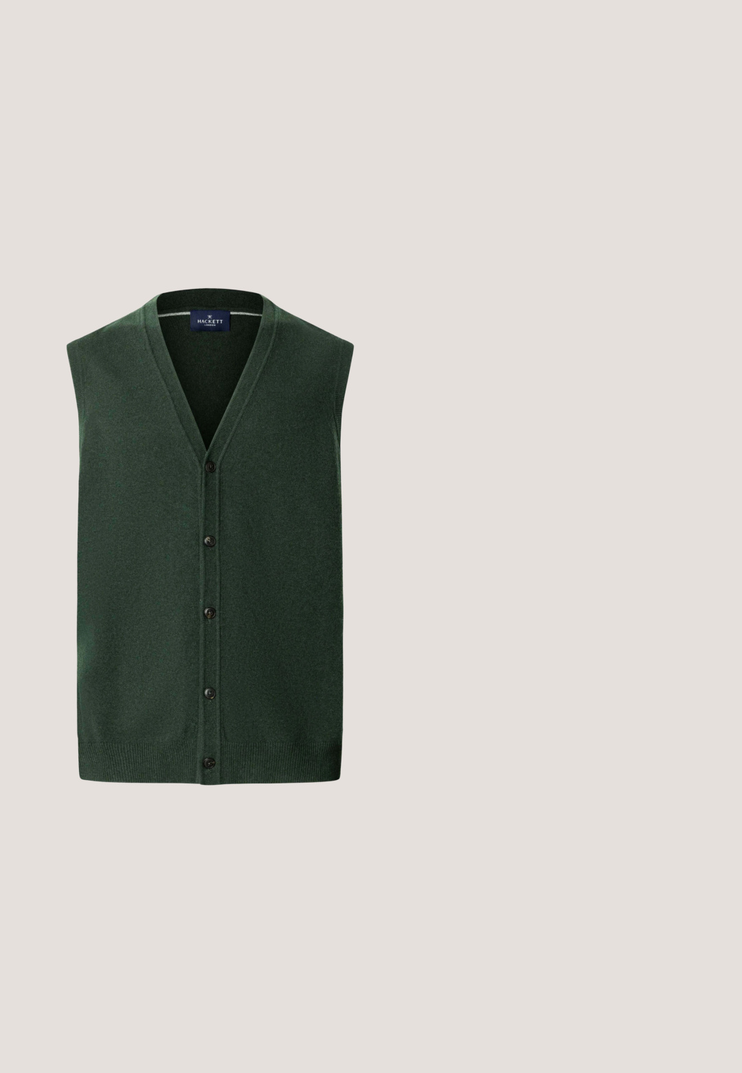 Chaleco sin mangas de punto en verde oscuro con botones, cuello en V y dobladillo acanalado, etiquetado Hackett London.; Camisa de manga larga verde oscuro hecha de un tejido texturizado, con un cierre frontal de botones y un collar clásico. Diseño liso sin patrones.; Pantalones verdes de tela texturizada, con bolsillos laterales, corte recto y un diseño entallado sin cierre visible.; Zapatos brogue de ante gris oscuro con detalles perforados, cordones marrones y una suela de goma gruesa. Diseño de punta redondeada y elegante para mayor comodidad.; Gafas de sol rectangulares de color verde oscuro con lentes teñidas de tono marrón y detalles dorados en las esquinas y las puntas de las varillas.; Maletín de cuero verde oliva con dos asas, cremallera plateada y pequeño logo plateado de BOSS en el centro frontal.