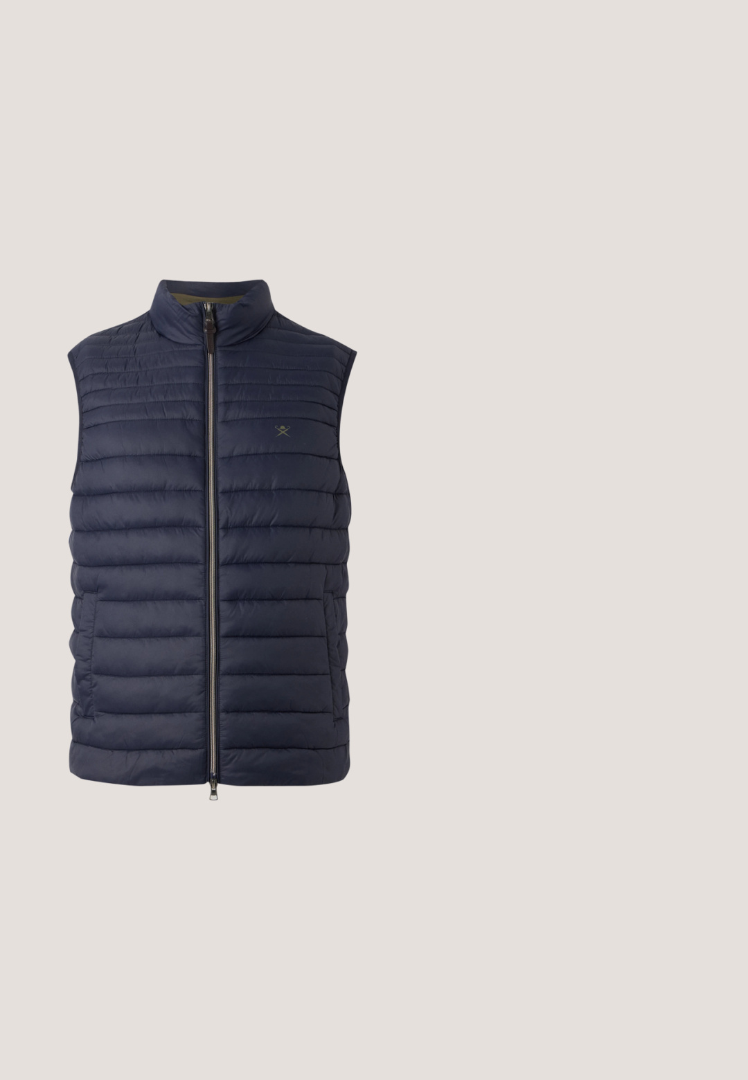 Marine puffer vest med lodrette syninger, høj krave, lynlås foran og svag logo på brystet. Letvægts, quiltet design.; Mørkeblå polo-shirt lavet af bomuld, med krave, korte ærmer og et hvidt EA7-logo på venstre bryst. Klassisk pasform.; Mørk marineblå linnedbukser med elastisk talje, lige ben-design og minimal tekstur. Ingen synlige mønstre eller hardware-detaljer.; Hvid lædersneaker med brun læder sidepanel og hvid sål, med snørelukning og Emporio Armani-branding på siden.; Gennemsigtige grå rektangulære solbriller med massive linser og tykke stel, der ligger på en hvid overflade.; Sort rektangulær pung med frontlynlås og lille tilknyttet rundet pung mod en ensartet lys baggrund.