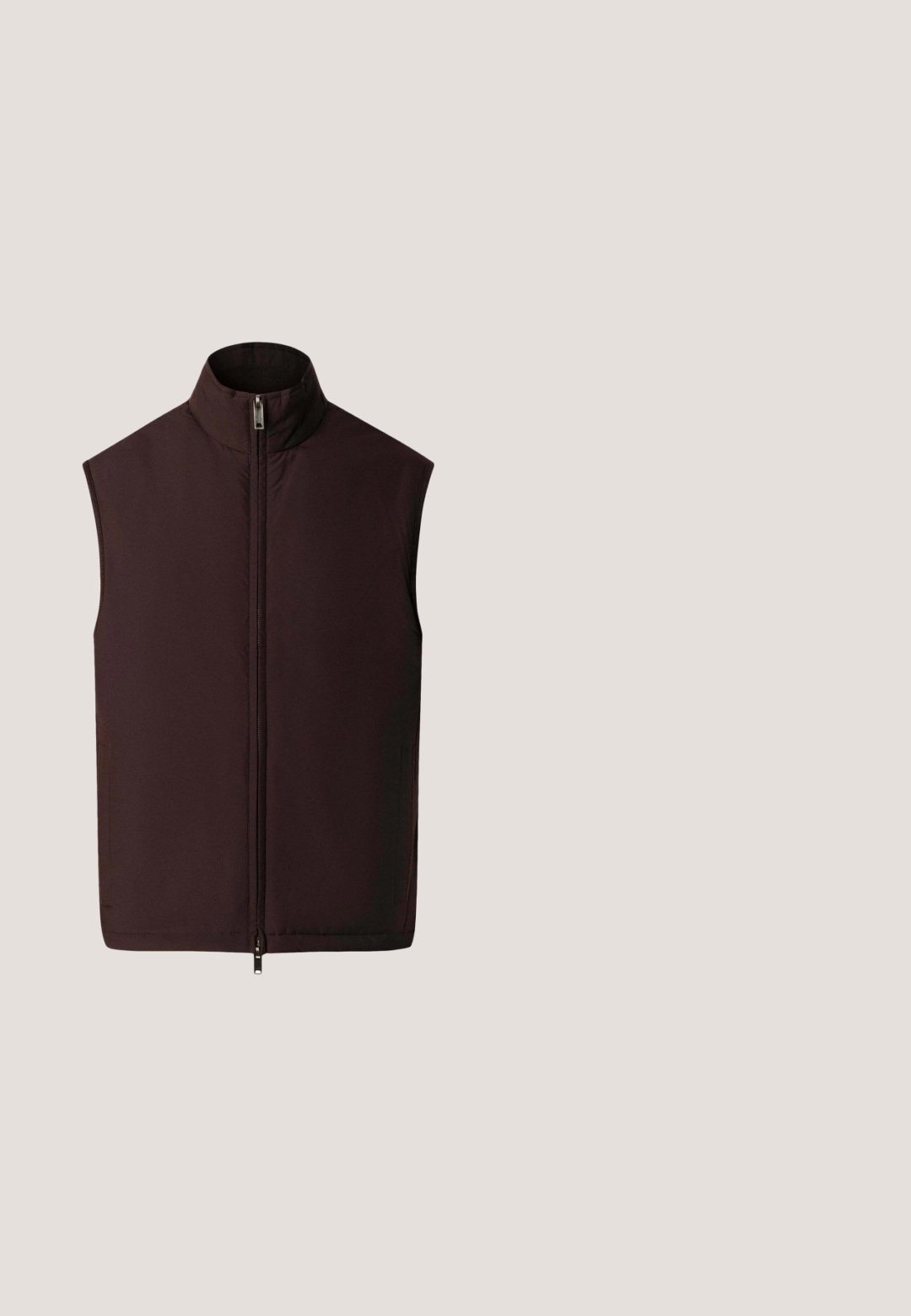 Hackett London Vesta - dark brown; Tmavohnedý pulóver s dlhým rukávom, krátkym zipsom a vysokým golierom, vyrobený z mäkkej pleteniny.; Tmavohnedá košeľa s dlhým rukávom a gombíkmi, s golierom, zobrazená na bielom pozadí.; Hnedé nohavice s rovnými nohavicami vyrobené z textúrneho materiálu. Obsahujú predné zapínanie na gombík a pútka na opasok. Bez viditeľných vreciek alebo vzorov.; Hnedé kožené Chelsea topánky s elastickými bočnými panelmi, textúrovaným povrchom a pevným čiernym gumovým podpätkom s výrezmi pre lepšiu priľnavosť.; Tmavo hnedý kožený business kufor s dvoma rukoväťami, predným vreckom a odnímateľným ramenným popruhom pripevneným na ľavej strane.