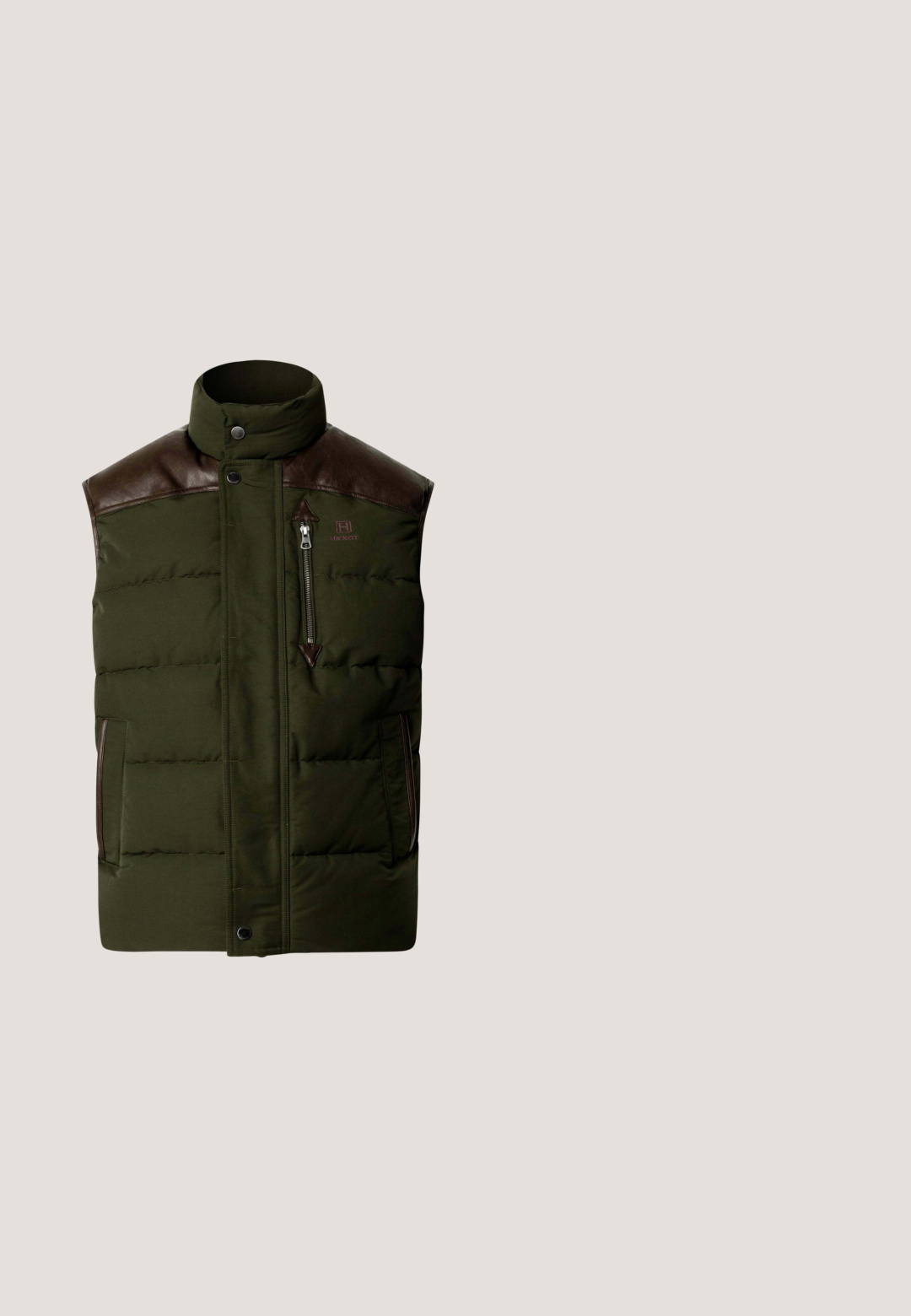 Donkergroene gewatteerde bodywarmer met bruine leren schouderaccenten, hoge kraag, ritssluiting aan de voorkant, ritssluiting op het borstzakje en zijzakken.; Blauwe herenpullover met lange mouwen, kwart rits, hoge kraag, geribde manchetten en zoom, en een klein zakje op de linkermouw.; Donkergrijze T-shirt met korte mouwen en ronde hals, met een subtiel logo op de borst en een kleine tekstdetail bij de onderzoom.; Blauwe vervaagde denim jeans met voorzakken, riemlussen en een knoopsluiting, plat gelegd op een witte achtergrond.; Sneaker met een combinatie van grijs suède en textielmaterialen, leren accenten, ronde veters en een witte rubberen zool met een bruine loopvlak.; Strellson NORTHWOOD RS CLINT - Schoudertas - khaki