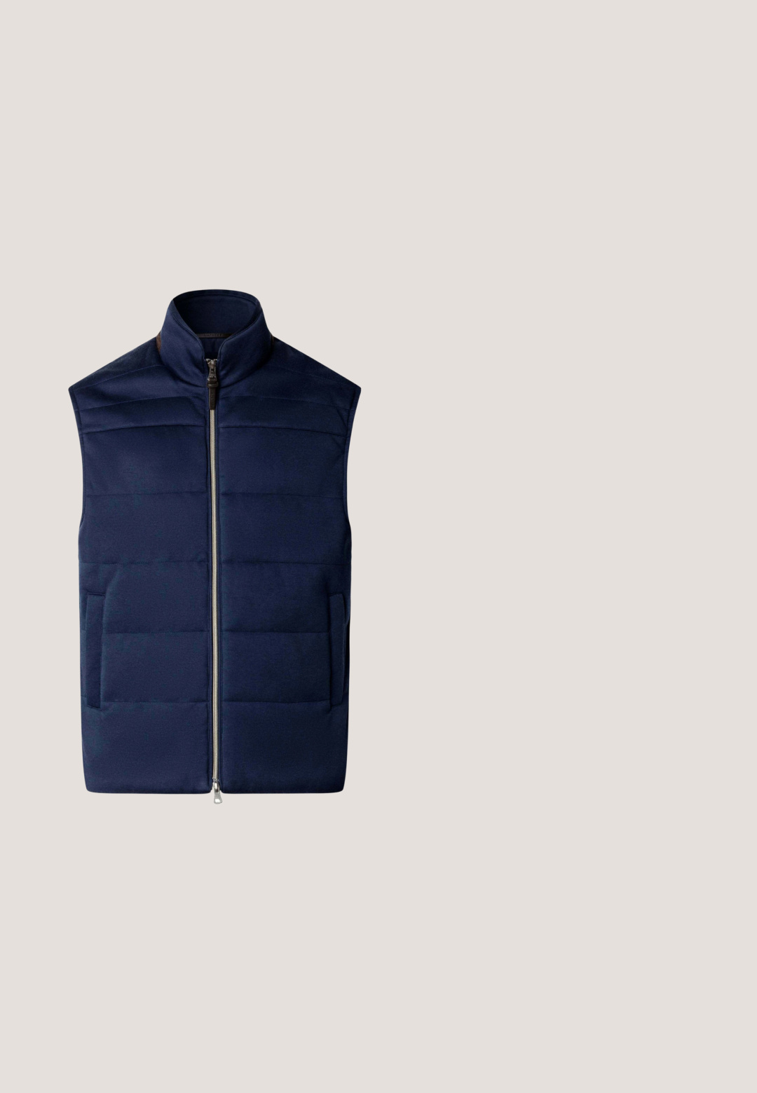 Chaleco acolchado azul marino sin mangas con cuello alto, cremallera plateada en la parte frontal y dos bolsillos laterales.; Polo de color azul marino hecho de algodón, con un cuello clásico, tapeta de tres botones y un contraste de ribete gris claro en el cuello y las mangas.; Pantalones casual negros para hombre con bolsillos delanteros, cierre con botón y presillas para cinturón, talla 32 por 32, etiquetados como Tom Tailor Tt.Josh Regular.; Zapatilla deportiva azul marino y negra con cordones blancos, lengüeta del talón blanca y logo en el lateral, sobre una suela blanca con dibujo de goma negra.; Gafas de sol rectangulares negras Tommy Hilfiger con lentes oscuras y sutiles detalles plateados en las varillas del marco.; Bolso bandolera de cuero negro texturizado con bolsillo frontal con cremallera y correa ajustable, forma rectangular compacta.