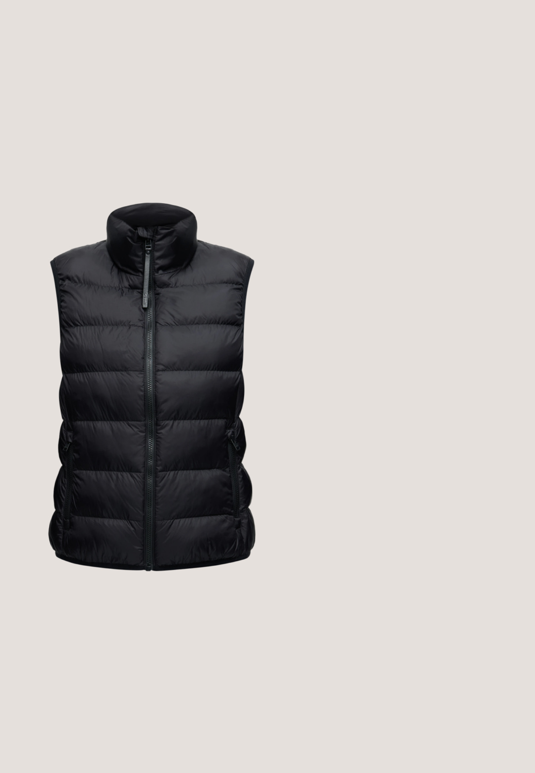 Zwarte mouwloze gewatteerde bodywarmer met horizontale stiksels, een hoge kraag en centrale rits, plat afgebeeld op een effen achtergrond.; Zwarte sweatshirts met lange mouwen, geribde manchetten en zoom, met een klein wit "Boss"-logo in het midden van de borst.; Zwart t-shirt met korte mouwen, gemaakt van zachte katoen, met een ronde hals en een gladde textuur. Eenvoudig ontwerp zonder patronen of accenten.; Lichtblauwe spijkerbroek met hoge taille, knoopsluiting aan de voorkant, vijf zakken en rechte pijpen. Licht beschadigd textuur.; Zwarte glanzende sneakers met een gebogen bovenkant, een textuur rubberen zool en vetersluiting. Kenmerkt zich door branding aan de zijkant en een treklipje aan de achterkant.; Zwarte leren shopper met een gestructureerd oppervlak, twee lange hengsels, zijvakken en een klein metalen logoplaatje aan de voorzijde in het midden.