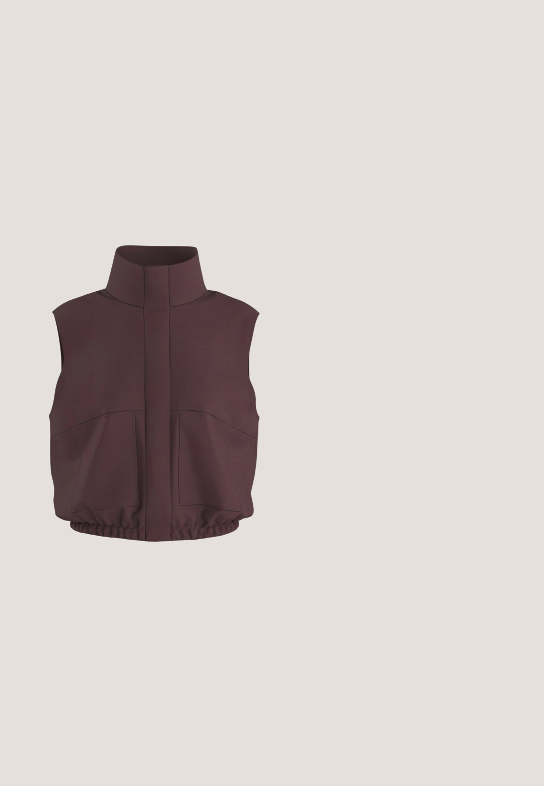 Ärmellose dunkelbraune Weste mit hohem Kragen, Fronttaschen und elastischem Saum an der Taille, dargestellt vor weißem Hintergrund.; Burgunderfarbene Cropped-Hoodie aus glattem Stoff, mit Kapuze, satinierten Kordeln und gerippten Bündchen. Leichtes Logodetail auf der Vorderseite.; Kurzärmeliges burgunderrotes Oberteil aus weichem Stoff, mit rundem Ausschnitt und leicht gerafftem Saum für eine lockere Passform.; Bordeauxfarbene gerippte Leggings mit breitem Bund, aus strukturiertem Stoff und einem kleinen Markenlogo an der Hüfte für zusätzliche Details.; Weinrote Sportsneaker mit Mesh- und synthetischem Obermaterial, wellige weiße Sohle, Schnürverschluss und gebrandetes seitliches Detail, im rechten Profil dargestellt.; Bordeauxrote und schwarze Tragetasche mit langen schwarzen Griffen, Seitentaschen, Reißverschlusstasche vorne und rechteckigem Logopatch auf der Vorderseite.