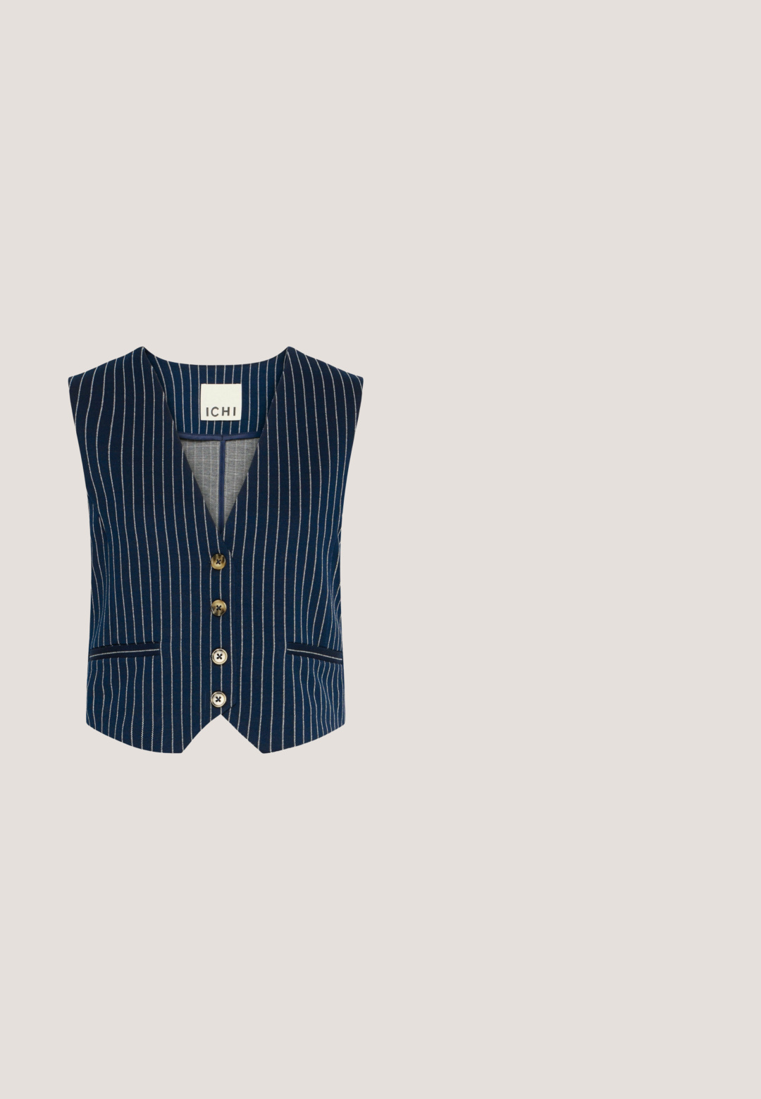 Mørkeblå vest med lodrette hvide striber, v-hals, fem guldknapper, to forlommer og en skræddersyet pasform. Letvægtsstof.; Stribet ærmeløs tanktop i hvid og navy. Har en dyb V-udskæring, knaplukning foran og en lomme til venstre. Glat stofoverflade.; Bredde bukser i navyblå stof med knaplukning, bæltesløjfer og en glat tekstur. Simple, rene linjer uden mønstre.; Sort flad sandal med åben tå, guldfarvet oval spænde, justerbar ankrem med guldfarvet spænde og løkke til at trække i ved hælen.; Sorte katteøje-solbriller med mørke linser. Lavet af blank plast, med en subtil guldaccent på stængerne. Glat tekstur og dristig form.; Sort-hvid lodret stribet taske med to lange skulderstropper og to kortere håndstropper på hvid baggrund.