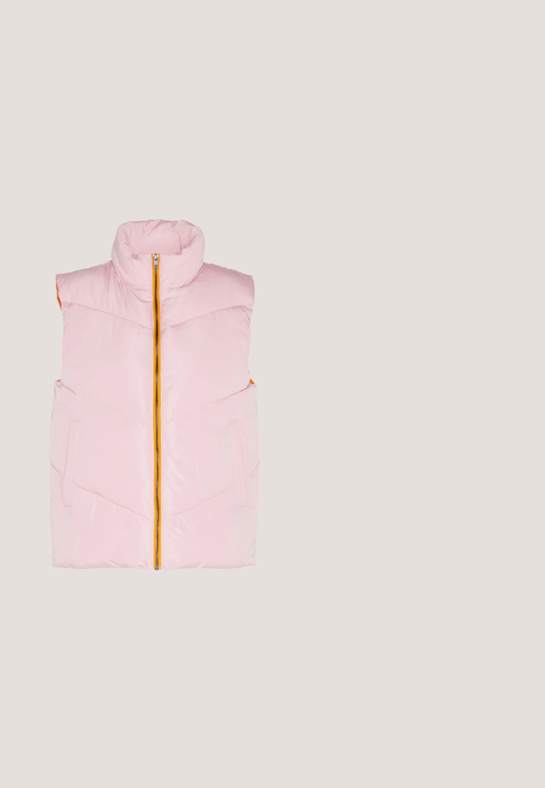 Rosa Puffer-Weste mit hohem Kragen, voller Reißverschluss mit orangefarbenen Akzenten, seitlichen Taschen und gestepptem Muster.; Weißes Baumwoll-T-Shirt mit kurzen Ärmeln, Rundhalsausschnitt und legerem Schnitt, mit glatter Textur und ohne sichtbare Muster.; Schwarze Jeans aus Denim, mit schlanker Passform, fünf Taschen, Knopfverschluss und dezenten Kupferakzenten an den Nieten.; Weiße Leinensneaker mit Gummisohlen, ausgestattet mit sechs Ösen, runder Zehenpartie und dezenten Nähten, kombiniert mit weißen Knöchelsocken.; Pink transparente Sonnenbrille mit ovalen Gläsern, dunkler roter Tönung und schlanken Bügeln, ausgestattet mit einer glatten Oberfläche und dezenten Details am Rahmen.; Gewundene silberne Creolen mit einer glatten Oberfläche und einer Pousette-Verschluss, die ein modernes, verflochtenes Design zeigen.