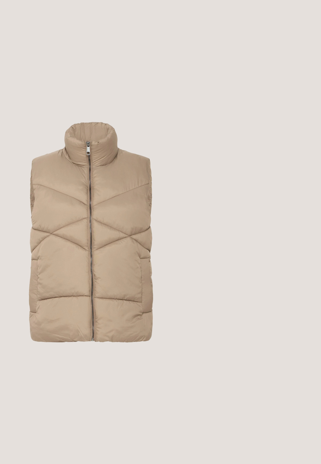 Gilet matelassé beige avec un col montant, une fermeture éclair sur le devant et un motif en chevrons. Texture douce et sans manches pour une grande liberté de mouvement.; Pull en maille marron avec un col polo, présentant une patte de boutonnage et des poignets et un ourlet côtelés. Texture douce et coupe décontractée.; Pantalons longs et droits marron en matériau doux, avec une taille élastique, sans motifs ni fermetures visibles.; Baskets basses métalliques bronze avec col rembourré épais, lacets en corde, détails cousus et semelle extérieure en caoutchouc marron texturée.; Sac bandoulière en cuir beige avec sangle réglable et fermeture à boucle argentée centrée sur le devant, sur fond blanc.; Bracelet jonc en argent avec une seule rangée de petites pierres précieuses carrées, claires, le long du bord extérieur.
