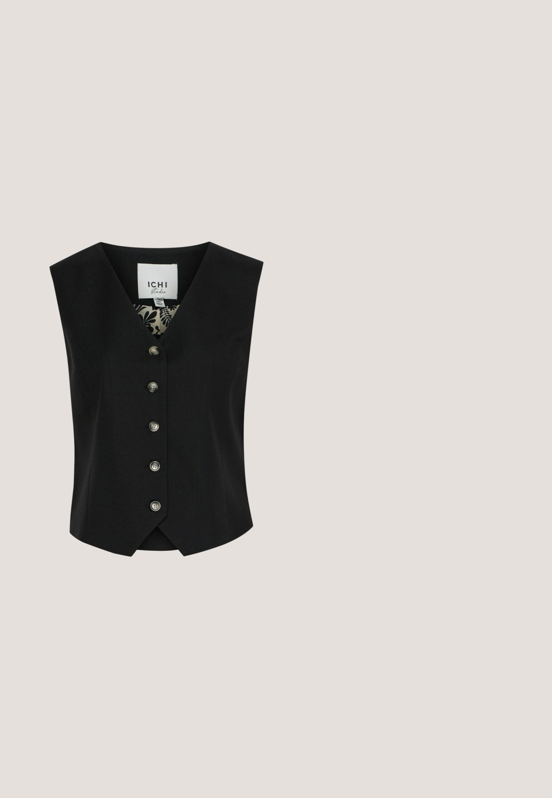 Schwarze ärmellose Weste mit V-Ausschnitt, ausgestattet mit fünf silbernen Knöpfen auf der Vorderseite und einem Futter mit floralem Muster.; Gestreiftes Kurzarmpullover in Creme mit schwarzen horizontalen Streifen, ausgestattet mit einem weiten Bootsausschnitt und einem weichen, strukturierten Stoff.; Culture CUALAINE - Stoffhose - black; Schwarzer Lederslingback mit niedrigem Kittenabsatz und goldener dekorativer Schnalle an der spitzen Schuhspitze.; Schwarze, strukturierte Lederzylinderhandtasche mit langen Riemen und goldenen Verschlussdetails, einschließlich eines kleinen vorderen Geldbörsenrahmens und eines Lederanhängers.; Goldenes Armband mit verbundenen, gebogenen Wirbelsegmenten und einem runden Verschluss auf weißem Hintergrund.