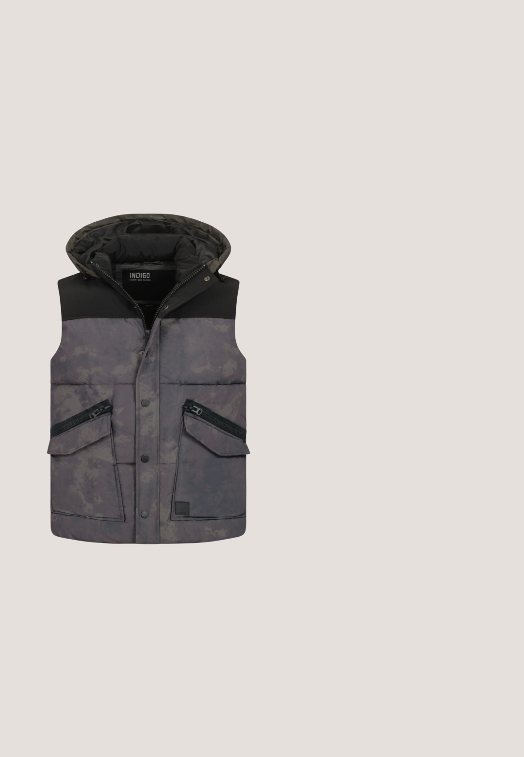 Ærmeløs polstret vest med hætte i mørkegrønt camouflage mønster, sort skulderområde, foran lynlås, trykknapper og lynlåslommer foran.; Sort hoodie lavet af blødt materiale, med en stor frontlomme, snoretræk og ribbede manchetter og kant. Enkel, ensfarvet design.; Sort bomulds t-shirt med et hvidt grafisk tekstdesign, der står "Sky High AND BEYOND" på forsiden. Kortærmet og rund hals.; Sorte cargo bukser lavet af et robust materiale, med sidelommer, justerbar snoreliv og elastiske manchetter ved anklerne.; Sort-hvide sportsko med en glat læderoverdel, perforeret tåboks og en hvid gummisål med et struktureret mønster.; Sort rektangulær håndledstaske med frontlomme og lynlås, tekstureret stof og strop fastgjort til den ene side.