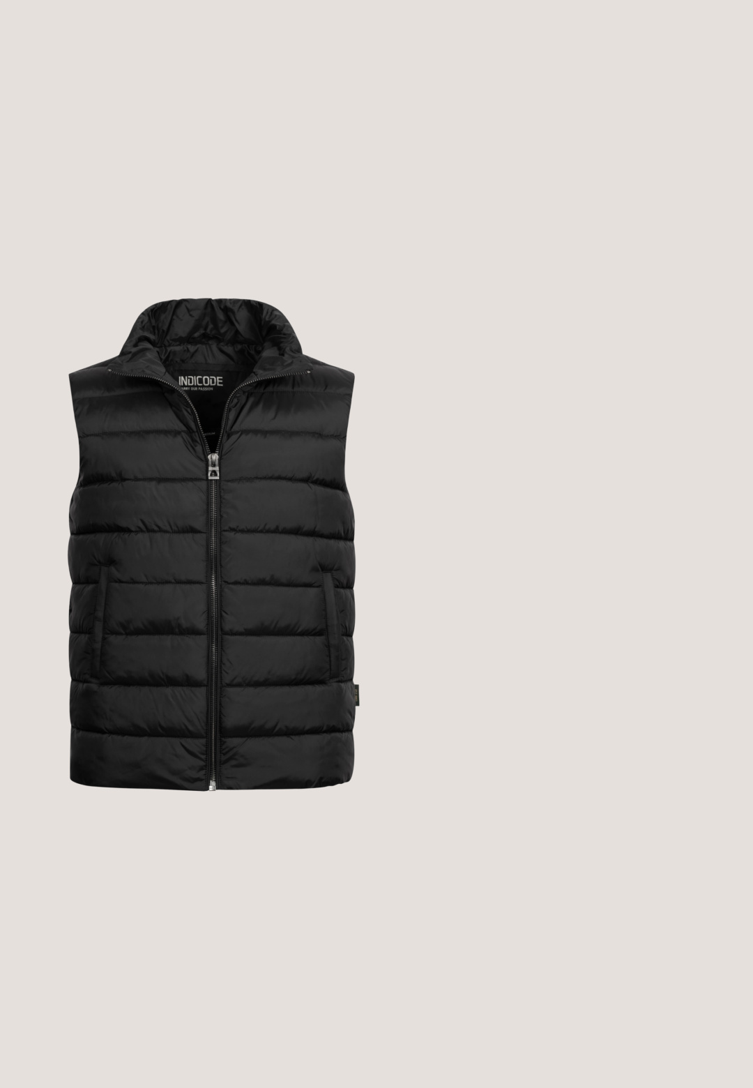 Sort polstret vest med høj krave, lynlås-lukning og to sidelommer. Lavet af skinnende, let materiale med quiltet tekstur.; Grå sweatshirt lavet af blødt stof med rund halsudskæring, lange ærmer og ribbede manchetter og kant for en tætsiddende pasform. Ingen mønstre eller logoer.; Enkelt mørkegrå t-shirt med crewneck og korte ærmer, med en let meleret tekstur, vist forfra på en hvid baggrund.; Mørkegrå joggingbukser lavet af blødt stof, med en elastisk talje med snøring og lige ben-design. Ingen mønstre eller accenter.; Høje sorte sneakers lavet af en kombination af læder og ruskind, med snørrebånd fortil, Velcro-rem og struktureret gummisål.; Sorte runde solbriller med mørke linser. Fremstillet af plast med en glat overflade. Har metalliske detaljer på stængerne, der viser mærknavnet.