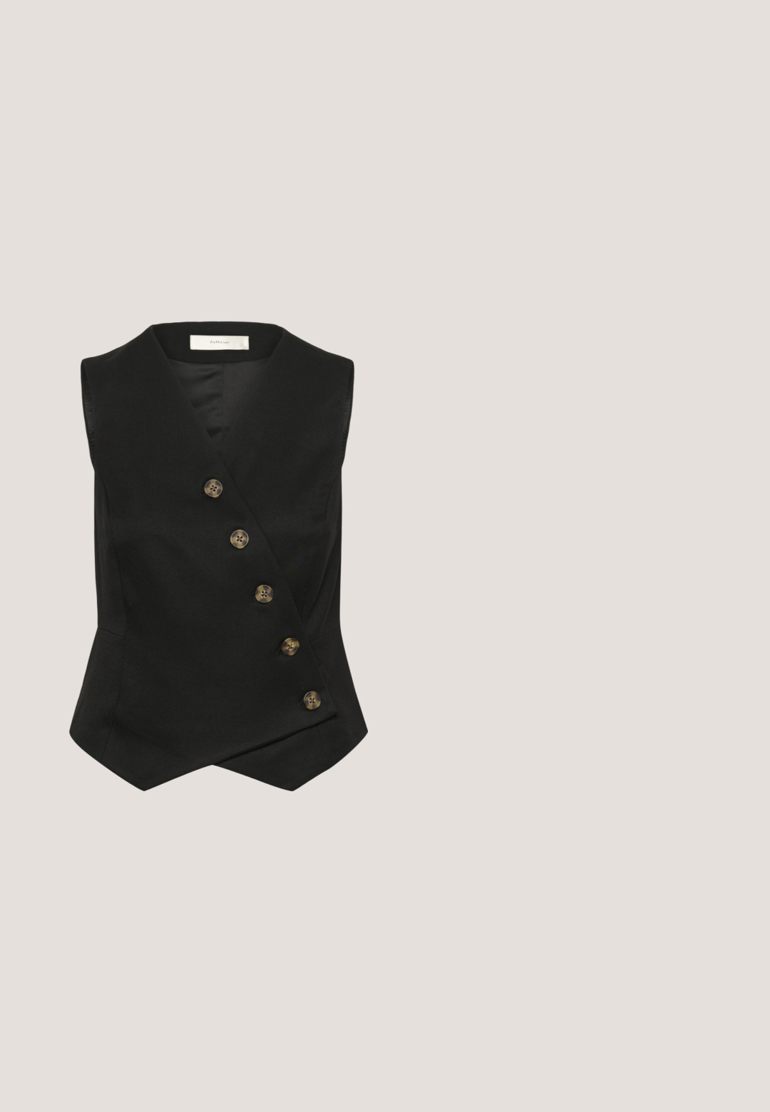 Sort ærmeløs vest med V-hals og asymmetrisk knaplukning med fem brune knapper, skræddersyet pasform og ensfarvet stof.; Teal langærmet blouse lavet af glat stof, med spids krave, knaplukning foran og to brystlommer.; Sorte bukser med bredde ben og flad talje, med forreste folder og en glat tekstur. Ingen synlige lommer eller metaldele.; Sort højhælet sko med spids snude i blonder, blomsterprint, mesh-sider og en lille sløjfe på vampen.; Sort håndtaske i imiteret læder med klaplukning, der har sølvfarvet hardware, aftagelig rem og præget logo på forsiden.; Sort og guldbelagt perlearmbånd med en guldlås og justerbar kæde på en hvid baggrund.