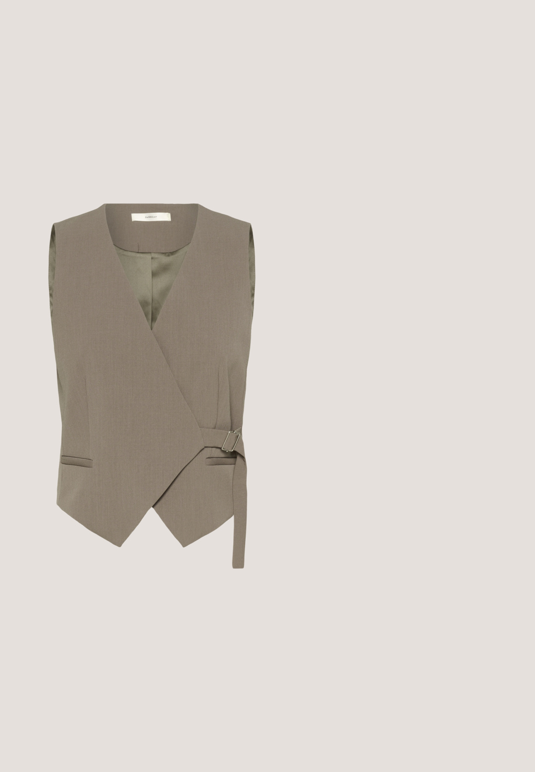 Veste portefeuille taupe avec deux poches latérales, une boucle argentée en accent et une doublure lisse. Présente un décolleté en V profond et un design sans manches.; Blouse vert olive avec un décolleté en V, des manches courtes et des détails plissés. Fabriquée en tissu léger avec une texture lisse.; JDY JDYRAY Short - Minijupe - pumice stone; Sandale à talon en cuir marron avec deux larges brides tissées et un talon bloc, vue de côté sur fond blanc.; Sac à main rectangulaire marron en cuir texturé avec un motif à carreaux et des accessoires en métal doré. Il dispose d'une poignée supérieure unique et d'une bandoulière amovible.; Bracelet en cordon marron avec un charme en forme de trèfle à quatre feuilles en or au centre, avec des nœuds ajustables de chaque côté.