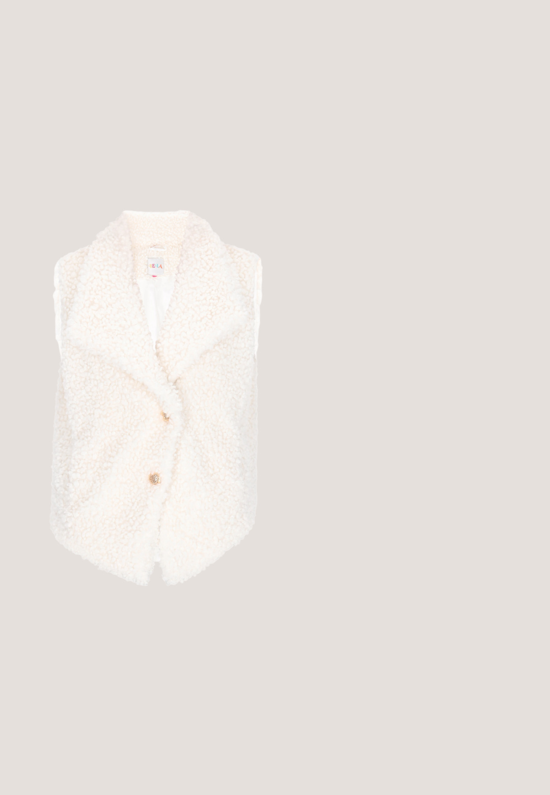 Cremefarvet ærmeløs vest lavet af tekstureret stof med et blødt, fluffy udseende. Har en draperet krave og to guldknapper.; Langærmet turtleneck top i off-white, lavet af blødt, strækbart stof. Tætsiddende design med glat tekstur og minimale syninger.; Hvide, vidde bukser lavet af glat, letvægtstof med flad front, sidelommer og et rent, skræddersyet udseende.; Hvide slingback hæle med spids tå, glat overmateriale, lav blokhæl og sideudskæringsdesign med justerbar spænderem.; Elfenbensfarvede solbriller med overdimensionerede firkantede stel, gradient brune linser og subtilt guldlogo på side-templerne.; Hvid læderhåndtaske med afrundede håndtag og en guldkæde som rem, fremhævet af en cirkulær vedhæng og metalnitter.