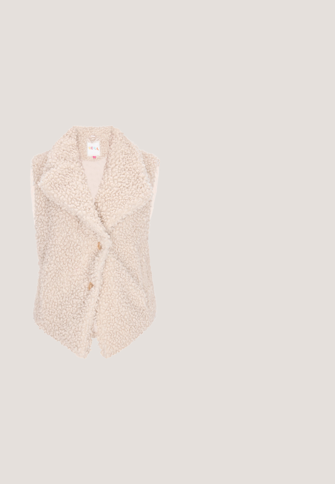 Beige, flauschige Fleece-Weste mit weitem Kragen, offenem Vorderteil und drei dekorativen Knöpfen. Strukturierte Oberfläche mit einem weichen, gemütlichen Aussehen.; Braune gestrickte ärmellose Sweaterweste mit V-Ausschnitt und einem kleinen weißen Markenetikett innen im Kragen.; Weite Hosen in einem hellolivgrünen Farbton. Hergestellt aus einem weichen, strukturierten Stoff mit elastischem Bund und Kordelzug.; Beige Keilsandalette mit Knöchelriemen, geknotetem Vorderteil und strukturierter Plateausohle.; Sonnenbrille mit schildpattfarbenem Katzenaugenrahmen, braunen getönten Gläsern und dünnen Bügeln, liegend auf einer weißen Oberfläche.; Taupefarbene Schultertasche mit braunem Lederhenkel und Reißverschlusstasche vorne, mit kleinem Metall-Logo der Marke unter der Tasche.