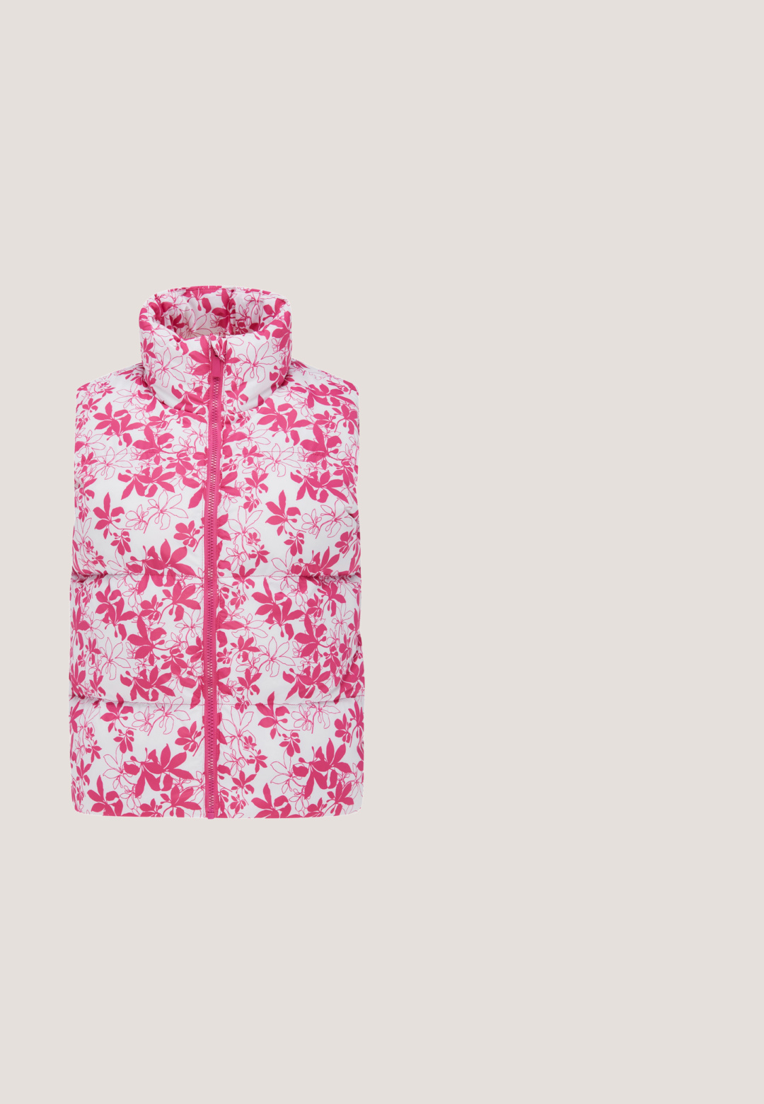 Ærmeløs hvid vatteret vest med pink blomsterprint og lynlås foran, med høj krave for ekstra varme.; Lyserød kortærmet T-shirt med rund hals og lille tekst "Hvis du kan drømme, kan du gøre det" ved siden af en gul solgrafik på brystet.; Lyserøde bomuldsshorts med elastisk talje og logo-print. Har tre dekorative knapper foran og en afslappet pasform.; Lyserød ruskindsneaker med hvide snørebånd og en beige gummisål. Har en rund form og en glat tekstur med syningsdetaljer.; Lyserøde gennemsigtige katteøje-solbriller med tonede linser, vinklet for at vise den venstre arm med præget mærkenavn.; Quiltet pink tote bag med to håndtag, logo patch på siden, blød tekstur og rektangulær form. Velegnet til afslappet brug.