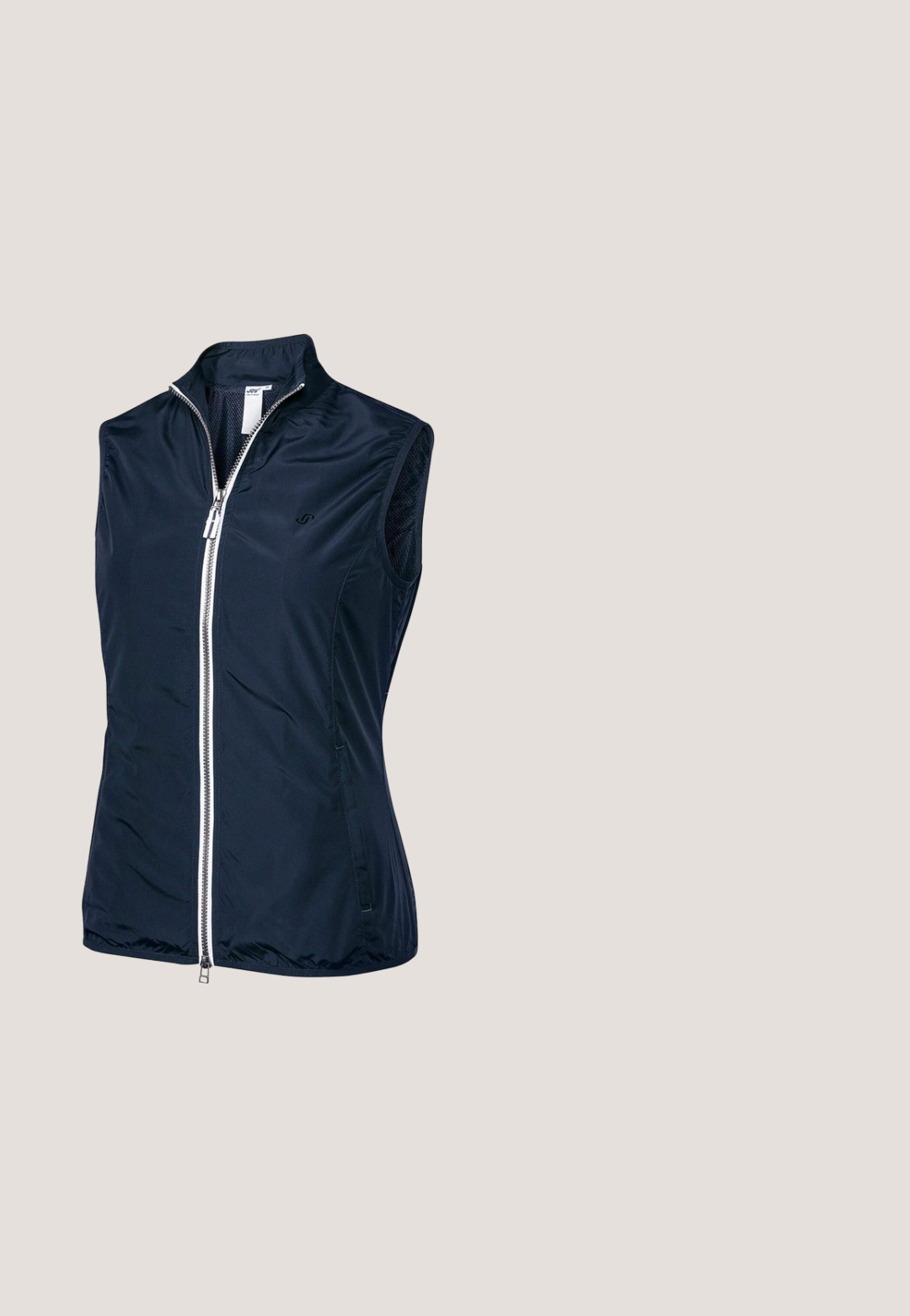 Joy-Sportswear KLARISSA - Weste - night; Blaues kurzärmeliges Sport-T-Shirt mit Rundhalsausschnitt und kleinem New Balance-Logo auf der linken Brust, dargestellt vor schlichtem Hintergrund.; Himmelblaue Laufshorts mit durchbrochener Textur, elastischem Bund und bedrucktem Logo sowie Details am linken Oberschenkel.; Hellblauer und weißer New Balance Laufschuh in der Luft über einem städtischen Zebrastreifen, unter dem kleine Trümmer aufwirbeln.; Roxy Sonnenbrille - blue; Hellblaue sichelförmige Schultertasche mit verstellbarem Riemen und weißem "ROXY"-Logo vorne.