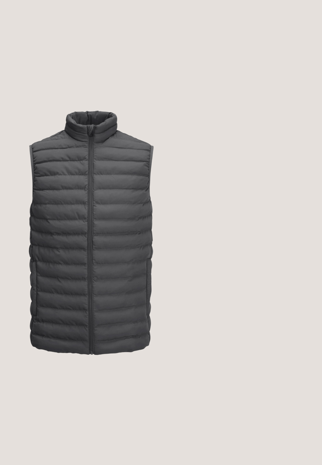 Chaleco sin mangas, de color gris oscuro, acolchado, con cuello alto y cremallera en la parte delantera. Presenta un diseño acolchado con costuras horizontales para mayor aislamiento.; Suéter de cuello redondo de manga larga en gris oscuro con puños y dobladillo acanalados, exhibido sobre un fondo blanco.; Camiseta gris de manga corta hecha de suave algodón. Presenta un cuello redondo clásico y un corte regular. Diseño sencillo sin patrones ni acentos.; Pantalones negros de pierna recta con cintura elástica, sin bolsillos visibles ni adornos.; Zapatillas casuales en crema con rayas negras, con parte superior texturizada y suela de goma. Los cordones son negros. Logo sutil en el costado.; Gafas de sol rectangulares negras con marco delgado de metal y lentes oscuros apoyadas sobre una superficie blanca.