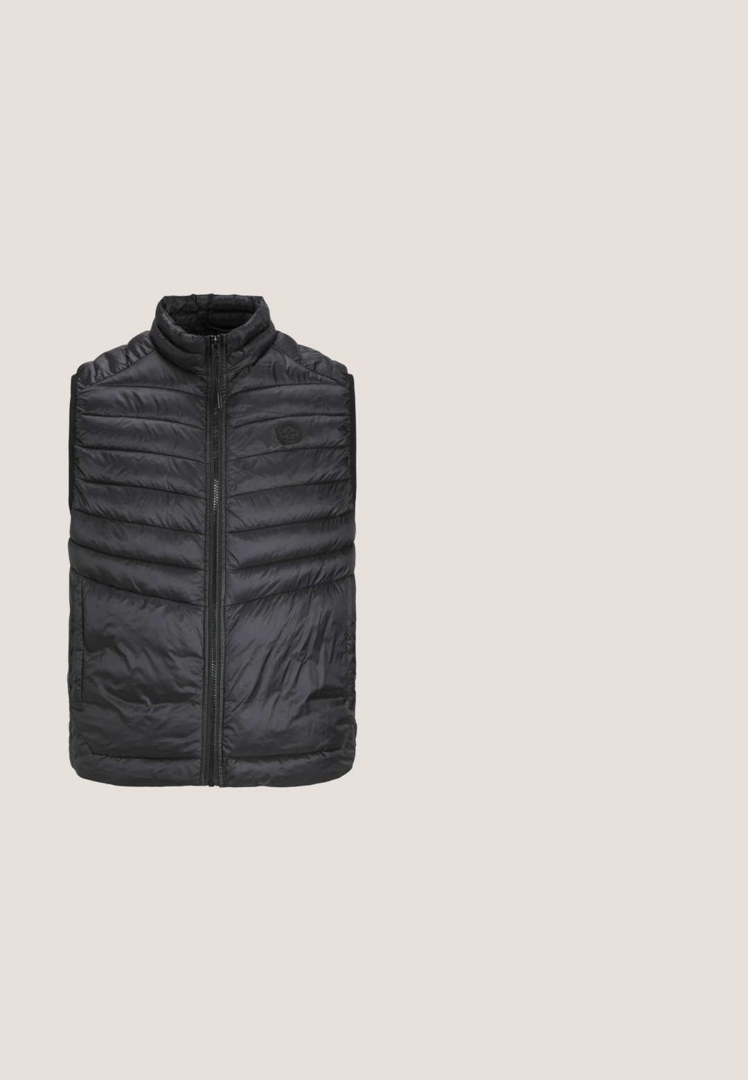 Chaleco acolchado negro con cuello alto, cremallera frontal y textura acolchada. Incluye un detalle de logo en el pecho.; Sudadera gris con cremallera, fabricada en tejido suave, con cuello alto, puños acanalados y un logotipo sutil en el pecho.; Camiseta negra lisa de manga corta con cuello redondo, corte holgado, tela suave, mostrada sobre un fondo blanco.; Pantalones de mezcla de algodón negros con corte ajustado, que presentan un cierre de botón, bolsillos y puños enrollados para un acabado casual.; Zapatilla de cuero negro con un swoosh y acentos en blanco. Presenta una punta redondeada, cierre con cordones y una suela de goma blanca texturizada.; Bolso mensajero de tela negra con superficie acolchada, bolsillo frontal, correa ajustable, cierre de cremallera y logo "Pepe Jeans London".