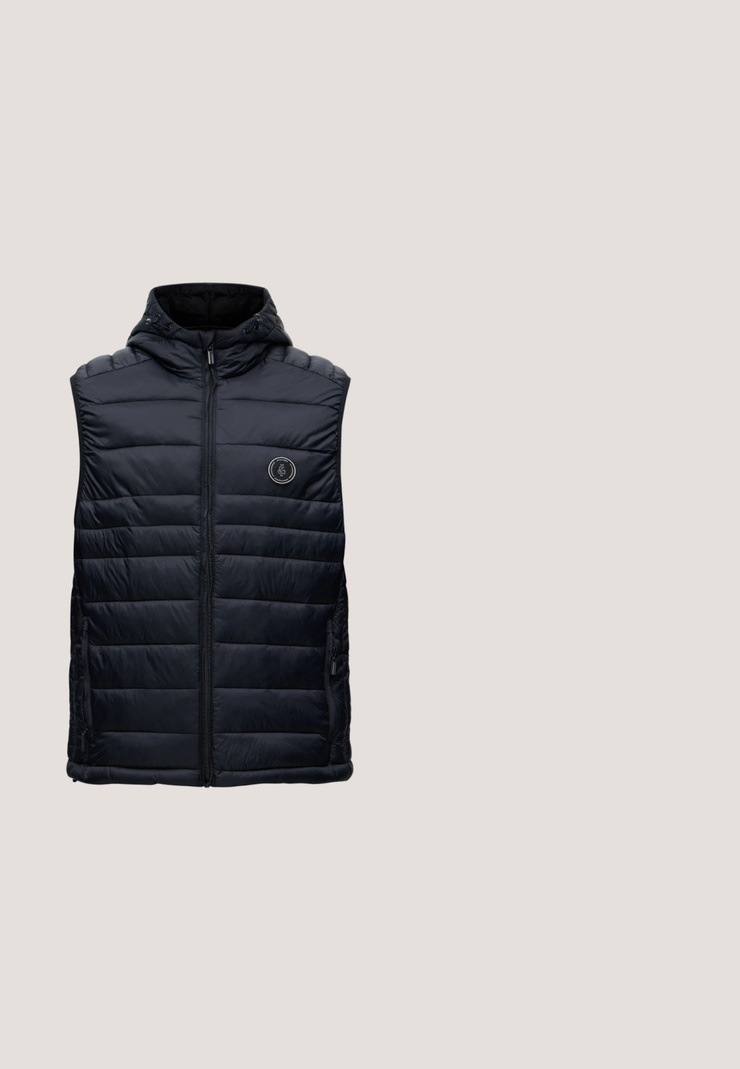 Čierna prešívaná vesta bez rukávov s kapucňou, celopredný zips, bočné vrecká so zipsom a kruhové logo na ľavej strane hrudníka.; Čierny crewneck sveter s dlhými rukávmi, na hrudi s vyšitým textom "GUESS EST. 1981" v kontrastnej prízi.; Tmavomodré tričko s krátkym rukávom s veľkým strieborným trojuholníkovým logom s nápisom "GUESS U.S.A. Washed Jeans" a otáznikom vnútri trojuholníka.; Čierne tepláky s elastickým pásom, zúženými nohavicami a textúrovanou tkaninou. Obsahuje diskrétny logo detail na ľavej strane.; Biele tenisky s hladkým koženým zvrškom, zaoblenou špičkou, tónovanými šnúrkami a gumovou podrážkou. Obsahujú embosované logo a jemné akcenty na päte.; Čierna crossbody taška s nastaviteľným popruhom, predným vreckom na zips a strieborným logom Guess na textúrovanej tkanine.