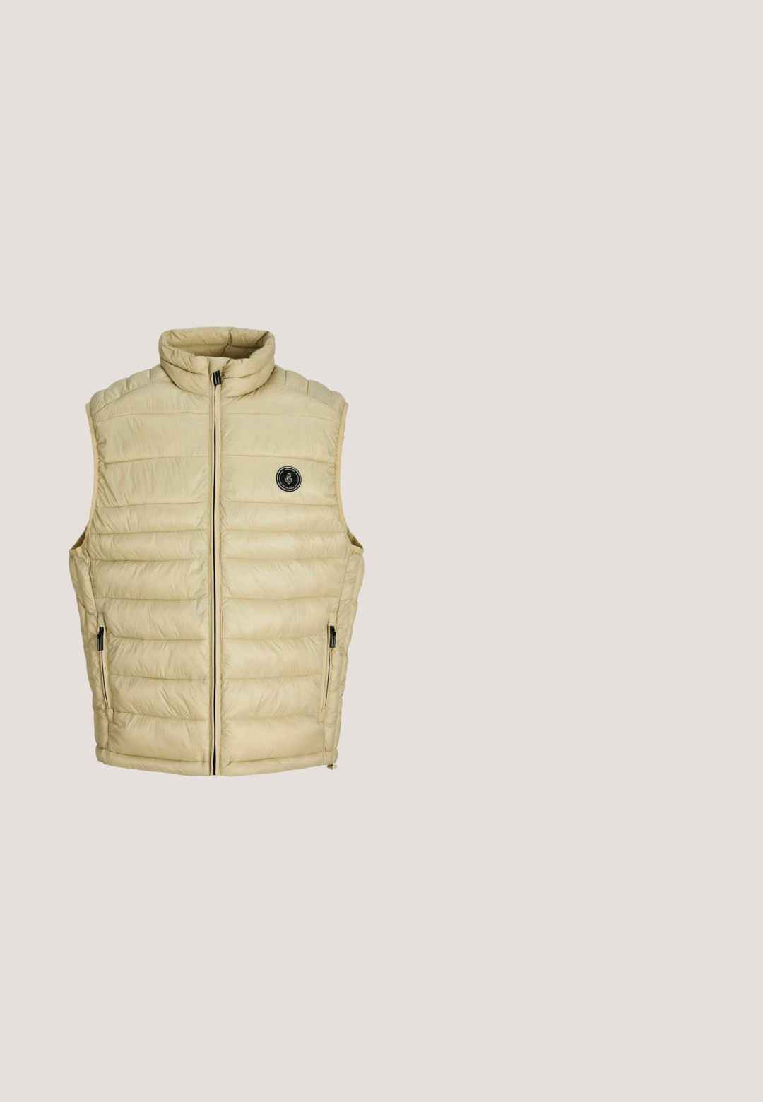 Beige doorgestikte mouwloze bodywarmer met een hoge kraag, ritssluiting aan de voorkant, twee geritselde zakken en een klein rond zwart logo op de borst.; Beige pullover sweatshirt gemaakt van zachte stof, met een ritssluiting bij de hals, een kraag en een ontspannen pasvorm met een eenvoudig horizontaal naaddetail.; Langarmshirt in off-white katoen met een ronde hals en elastische mouwen, met een minimalistisch ontwerp en een zachte textuur.; Beige wijde broek met een elastische tailleband en verstelbaar trekkoord. Gladde katoenstof met zijzakken.; Beige sneakers met een gestructureerd oppervlak, gladde accenten, een witte zool en subtiele branding aan de zijkant. Vetersluiting met perforaties.; LANCASTER SMALL SOFT VINTAGE - Schoudertas - camel