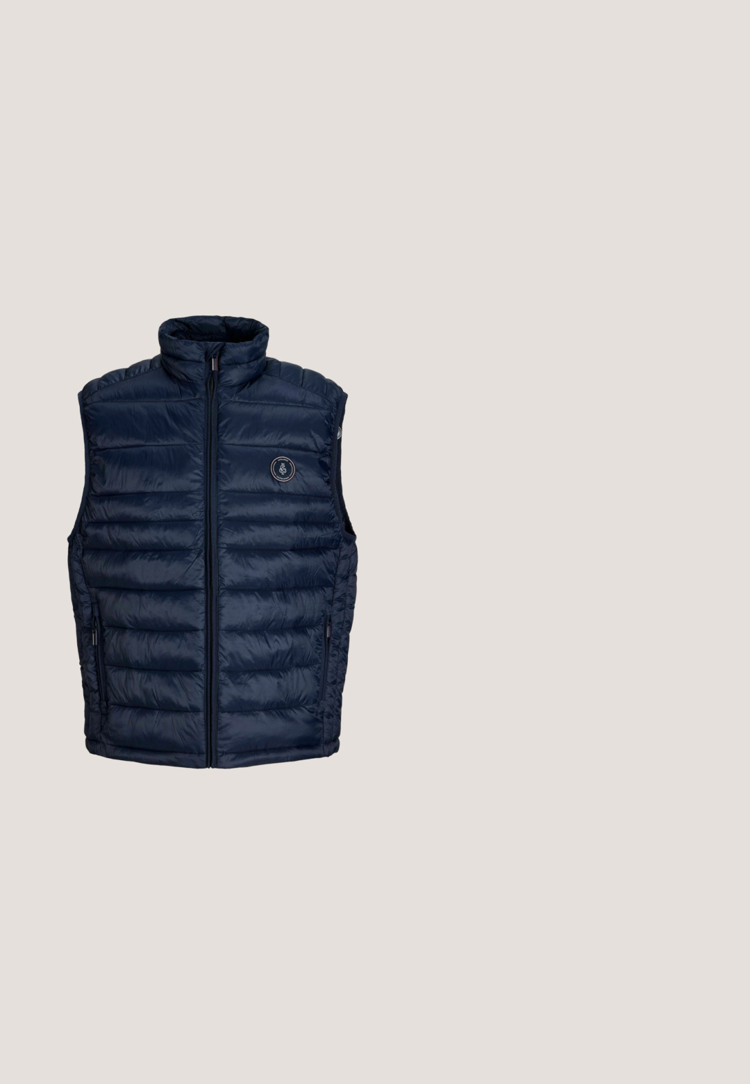 Chaleco acolchado azul marino sin mangas con cremallera frontal, cuello alto y dos bolsillos con cremallera. Logotipo circular en el pecho izquierdo.; Sudadera con capucha azul marino hecha de tela suave con puños y dobladillo acanalados. Presenta un logo impreso en el frente. Cordones ajustables en la capucha.; Camisa de manga larga de color crema claro con cuello redondo, que presenta un gráfico de logotipo impreso en gris que dice "DENIM TOM TAILOR ESTABLISHED 2007".; Jeans de mezclilla azul oscuro con un ajuste estándar, que presentan una cremallera, cinco bolsillos y costuras amarillas en contraste. Textura suave en general.; Zapatillas deportivas con un upper sintético color gris oscuro y paneles de malla, detalles en cuero marrón, suela texturizada y diseño de puntera redonda.; Bolso de hombro de textil gris con una superficie texturada, correa negra ajustable y logo en relieve "Porsche Design" en la parte frontal.