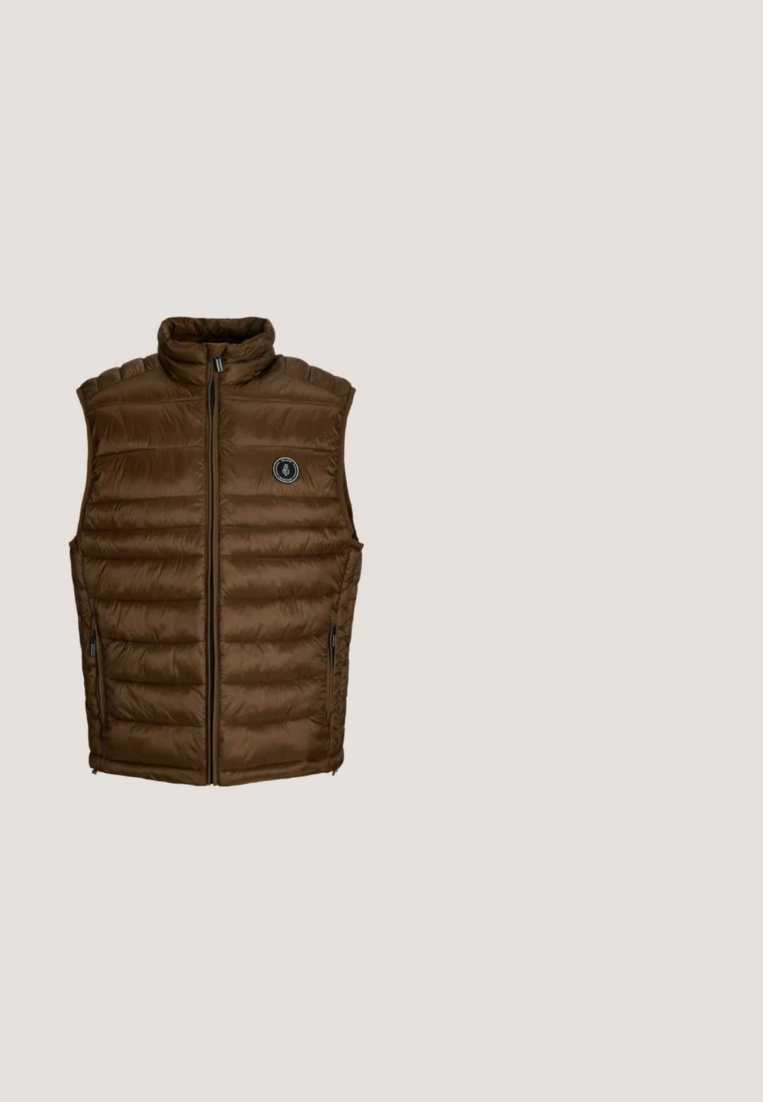 Brun vatteret ærmeløs vest med høj krave, central lynlås, to forlommer med lynlås og et lille rundt sort logo på brystet.; Brun og creme stribet langærmet top med en rund halsudskæring, ribbet tekstur og sænkede skuldersømme, der har en cropped pasform.; Brune bukser i kordfløjl med løs pasform, der har elastisk talje, snøre og lodret ribbet tekstur.; Beige og hvid sneaker med mørkebrun diagonal stribe, mørkebrun snørrebånd og gummifarvet sål, vist i sideprofil på hvid baggrund.; Rektangulære solbriller med mørkebrune linser og blanke sorte gennemsigtige stel med små sølv accenter på stængerne.; Rektangulær mørkebrun crossbody taske med vævet tekstur foran og justerbar strop på hvid baggrund.