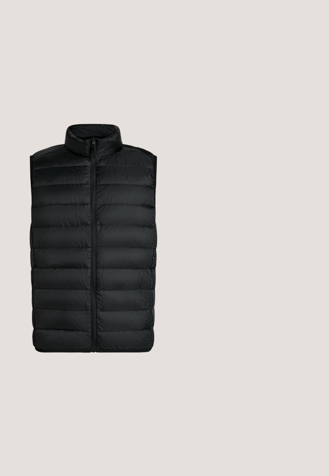 Veste sans manches noire matelassée avec col montant et fermeture éclair à l'avant, avec un rembourrage matelassé horizontal pour l'isolation.; Polo noir à manches courtes avec col zippé et poignets texturés, présenté sur fond blanc.; Pantalon décontracté noir avec taille élastique et cordon, coupe droite et plis à l'avant.; Baskets noires avec semelle blanche suspendues au-dessus d'un banc en bois, avec un feuillage vert en arrière-plan flou.; Lunettes de soleil rectangulaires noires avec verres foncés et montures épaisses, posées sur une surface claire.; Sac de week-end en cuir noir avec deux poignées supérieures et bandoulière amovible, présenté sur un fond clair uni.