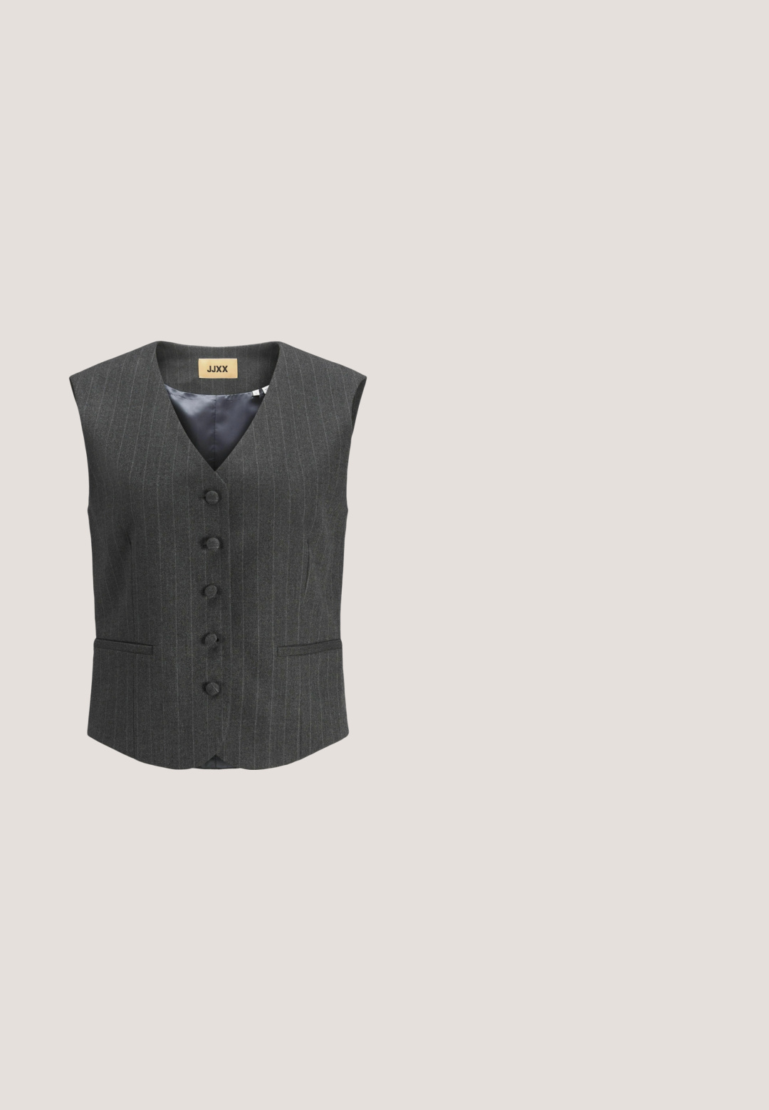Chaleco gris con rayas verticales, escote en V, cierre de cinco botones y dos bolsillos frontales. Forro interior suave y forma ajustada.; Top de tirantes finos de canalé negro, con escote en V, forma ajustada y tejido texturizado. Sin patrones adicionales ni acentos visibles.; Pantalones de pierna ancha en tejido oscuro con sutiles rayas. Presenta una cinturilla elástica para mayor comodidad y una textura suave.; Zapato de plataforma negro y grueso con suela de goma estriada, con cordones en la parte delantera y una pestaña en el talón, presentado en perfil lateral sobre fondo blanco.; Gafas de sol rectangulares negras con montura gruesa y lentes oscuras tintadas, descansando sobre una superficie blanca.; Bolso de mano de cuero negro con un asa gruesa y una correa ajustable, con herrajes en tono dorado y un acabado suave y texturizado.
