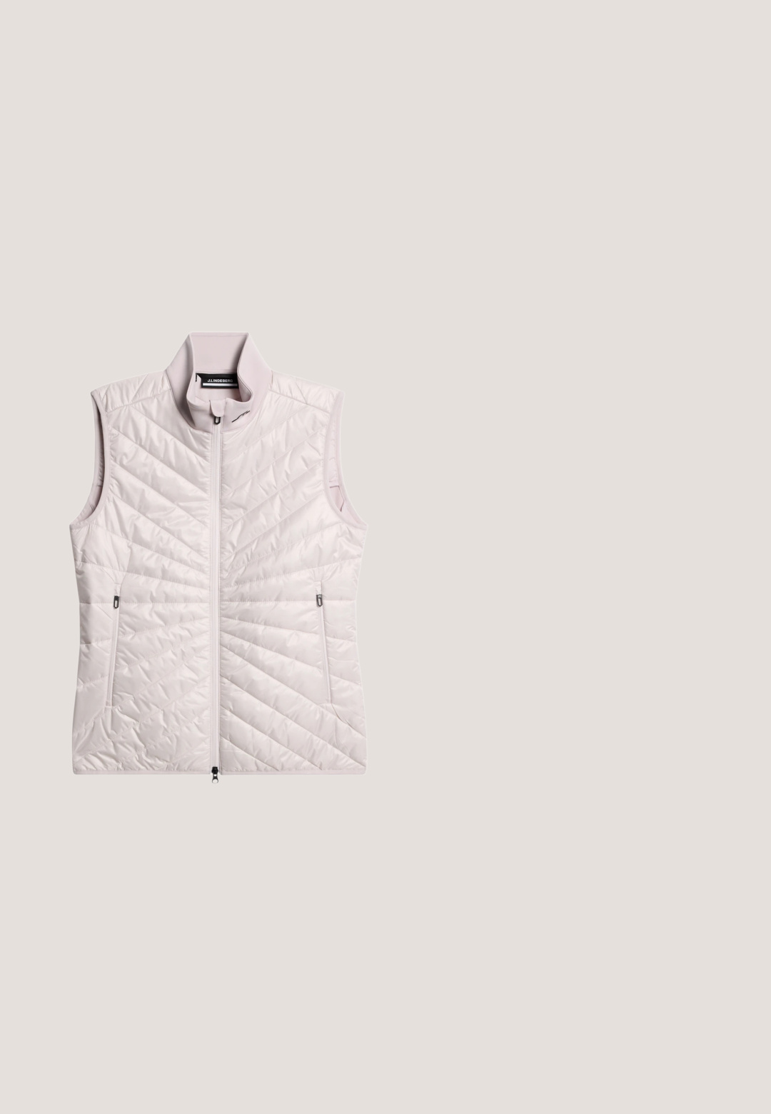 Chaleco sin mangas de color rosa claro con un alto cuello, que presenta un patrón de rombos acolchados, cremallera frontal y dos bolsillos laterales. Textura suave.; Sudadera negra de cuello redondo hecha de suave material de algodón, con puños y dobladillo acanalados, y un sutil logotipo bordado en el pecho.;  camiseta de manga larga rosa claro con cuello tipo mao, textura acanalada, cierre de cuatro botones en el cuello y un logotipo blanco en el lado izquierdo del pecho.; Pantalones negros de corte ajustado, con cierre de botón, trabillas para cinturón y dos bolsillos frontales. Tejido suave sin patrones visibles.; Zapato de cuero negro con un acabado suave, panel lateral texturizado, diseño de cordones y cuello acolchado. Presenta un logo sutil y acentos con patrón.; Cinturón de cuero negro con acabado liso, forma delgada y hebilla rectangular metálica como punto focal. Incluye detalles fruncidos.