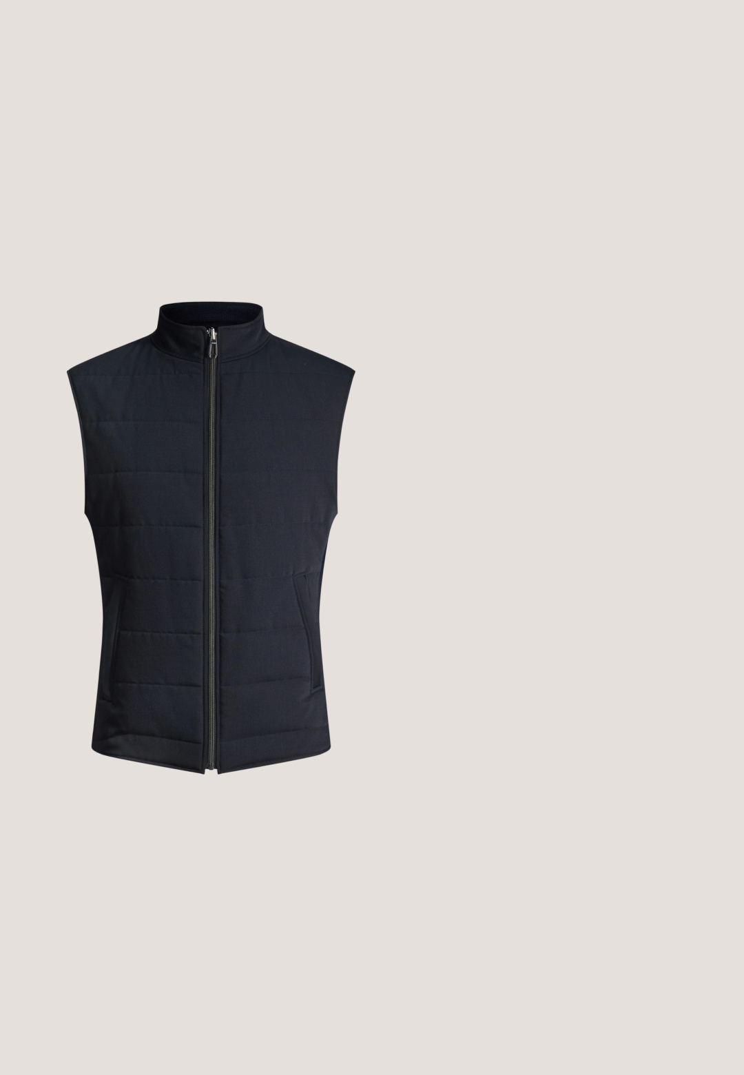 Zwarte mouwloze doorgestikte bodywarmer met ritssluiting aan de voorkant en twee zijzakken, opstaande kraag, effen ontwerp op witte achtergrond.; Lichtblauw poloshirt van gestructureerde stof. Heeft een drieknopscontrasterende sluiting, zwart-witte streepaccenten op de kraag en mouwen, en een logo.; Marineblauwe slim-fit herenbroek met knoop- en ritssluiting aan de voorkant, riemlussen en minimalistisch ontwerp.; Zwarte lage leren sneaker met beige zool, afgeronde neus, veters aan de voorkant en klein goudkleurig "BOSS" logo op het zijpaneel.; Compact marineblauwe BOSS toilettas met voorvak met ritssluiting en zwarte ritstrekker op een egale lichte achtergrond.; Marineblauwe suède riem met een zilverkleurige rechthoekige gesp, voorzien van een subtiel geperst "BOSS"-logo aan de onderkant van de gesp.
