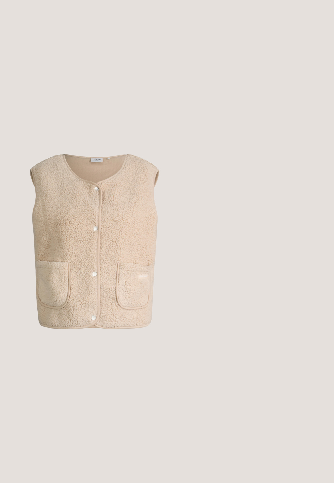 Beige mouwloos sherpa fleecevestje met ronde hals, voorste drukknoopsluiting en twee voorzakken.; Beige fleece trui met lange mouwen, geribde boorden en zoom, halve rits aan de voorkant, hoge kraag en twee koordjes die aan de kraag hangen.; Langsleeve, ronde hals shirt in een lichtbeige kleur met een glanzende, gestructureerde afwerking. De stof is zacht en heeft een gladde uitstraling.; Beige, wijde broek gemaakt van zacht materiaal. Elastische tailleband en ribgebreide cuffs. Soepele textuur met minimale zichtbare naden.; Bruine suède instap schoen met een dikke, gestructureerde zool, die intrigerende gele en bruine borduursels langs de bovenrand vertoont.; Beige krullend gestructureerde handtas met bruine leren handvatten, afwerking en een afneembare schouderriem, merk Lancaster Paris.