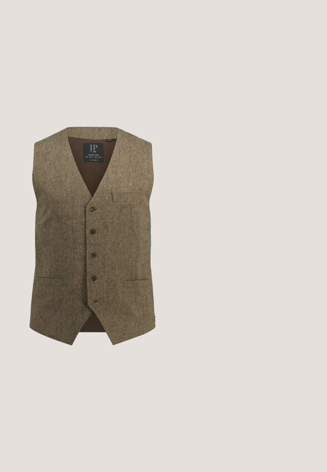 Gilet en tweed marron avec un col en V, cinq boutons, une poche poitrine simple et un dos côtelé. Texture notable et design classique.; Pull en col roulé marron en tissu lisse, doté d'un col ajusté, de manches longues et de bord-côtes aux poignets et à l'ourlet.; Pantalon marron sur mesure avec une texture lisse, doté d'une fermeture par bouton, de poches latérales et d'une doublure grise contrastante.; Chaussure habillée homme en cuir marron bicolore avec détails brogue et fermeture à lacets, vue de côté sur fond blanc.; Carré de tissu marron avec un motif symétrique de petites fleurs jaunes disposées en grille au centre.; Malette en cuir marron avec une texture lisse, fermeture à rabat et quincaillerie en argent. Comprend une poignée supérieure pour un transport facile.
