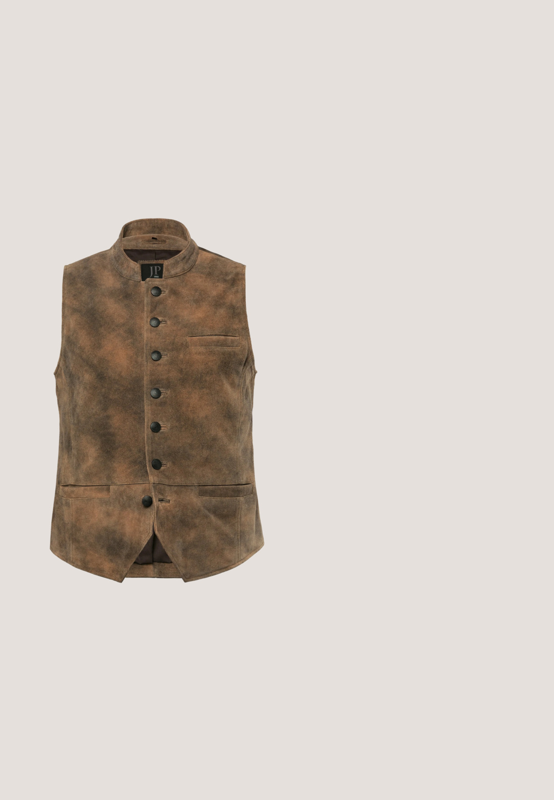 Braune Wildlederweste mit Stehkragen, ausgestattet mit sechs schwarzen Knöpfen, einer Brusttasche und zwei Fronttaschen. Glatte Textur und taillierte Passform.; Dunkelblauses Denim-Hemd mit langen Ärmeln und spitzem Kragen, zwei Brusttaschen, weißen Knöpfen und kontrastierendem gelbem Stich. Glattes, robustes Material.; Dunkelblaue Jeans aus Denim mit geradem Schnitt, fünf Taschen-Design, kupfernen Nieten, gelben Nähten und einem ausgeprägten strukturierten Stoff.; Braune Wildleder-Stiefelette mit spitzem Kopf, niedrigem Blockabsatz und einer Anziehhilfe an der Rückseite für ein einfaches An- und Ausziehen. Glatte Textur und schlichtes Design.; Gemusterter Seidenschal in Beige mit blauem und braunem Paisleymuster. Leichte Textur, zu einer Schlaufe gebunden mit zwei herabhängenden Enden.; Brauner Leder Gürtel mit strukturiertem Finish, ausgestattet mit einer rechteckigen silbernen Metallschnalle und einem einzelnen Loch zur Verstellung.