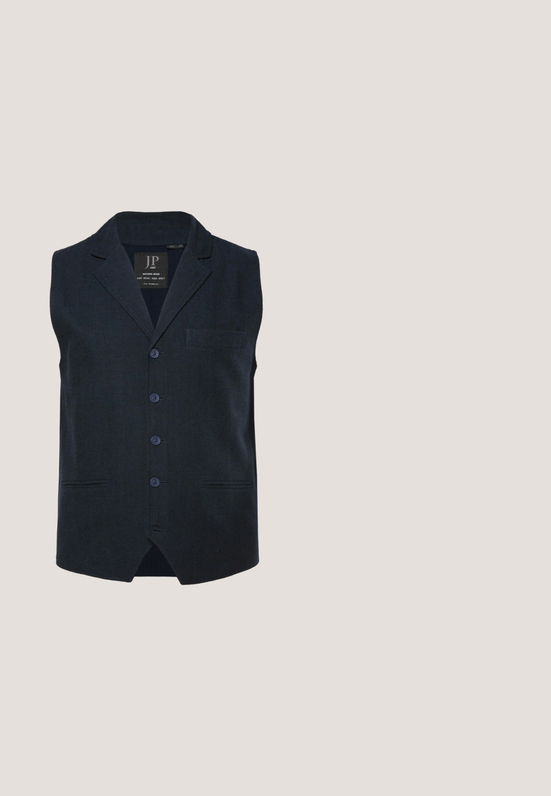 Marineblå ærmeløs vest med spids revers, fem knapper, to forlommer og en struktureret stofoverflade. Delvis foring synlig.; Beige crewneck sweater lavet af blødt stof, med ribkant ved halsen og ærmerne, samt et lille broderet logo på brystet.; Hvid T-shirt med korte ærmer med teksten "Polo Ralph Lauren New York" centreret på brystet og lille navy Polo-logo nær den nederste kant.; Beige bukser med lige ben, bæltestropper, forreste knap, lynlås og sidelommer, vist på en hvid baggrund.; Grå mokka snørebåndssko med rund tå, lav profil og gummisål. Har minimal syning og en glat læderindvendig.; Mørkebrun flettet læderbælte med en sølvfarvet rektangulær spænde og læderloop, sammenrullet på en hvid baggrund.